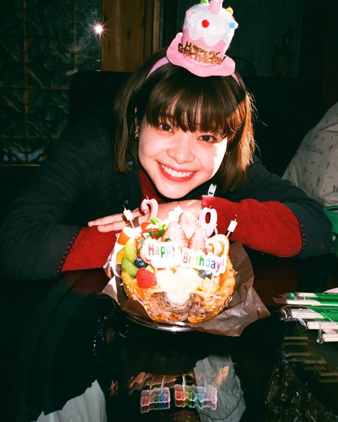 岸井ゆきののインスタグラム：「こんばんは！2／11に誕生日をむかえ仰天ビックリ友人たちにサプライズ祝いしてもらいました。 全然そんな予定なかったと思ったのに！油断したー！人生初すぎてあせった、間違いなく最高の誕生日。ありがとうよお〜😭❤️  誕生日というのは、家族や友人だったら何をあげようかと街を歩いたり、選んだものに一瞬でほどかれるためのリボンをむすぶ感じとか大好きなんだけど 自分のはそわそわしてさ、なんか申し訳ない、そわそわしててもうしわけない！ そんななか現場で祝ってくれたみなさん(!!!)、天国と地獄の（ @tengokutojigoku_tbs ）スタッフキャストの皆さん！ほんっっとうに有難うございました！うれうれうれしいー！ とある現場でも祝ってもらいました😭どんな映画か、いいたいなあ、早く言いたいなあ〜！ おめでとうとエールを送ってくれた方、おめでとうと思ってくれた方、ありがとう、有難うございます。 そわそわしてましたけど、完全に嬉しいです。ありがとうございます！ 最近は撮影と、あとはほとんど映画の準備で毎日へとへとになっていて、ジタバタしたいくらい頭を抱える日もあるけど、お腹が痛いくらい笑う日、好きになった定食屋でたらふく銀ダラを食べた日、電車に乗ったまま行けるところまで行っちゃいたい日、できなかったことができてジャンプしたい日、日々色々あってなんかいいなと思います。 あの、はい。がんばる。健康に頑張ります。それしかないのね〜！健康第一よ！みんなむりしない。ちょっと強がってもいいけどむりしない！みんな好きです。ありがとうございました！」