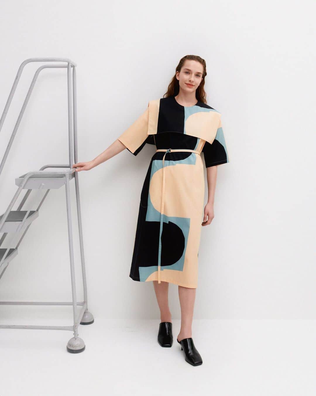 マリメッコのインスタグラム：「Inspired by our archives, the Nelikulmio dress in the new Kiila (wedge) print features a fun, sailor-style collar. The dress is made of sustainable cotton printed in our own printing factory here in Helsinki.  ⠀⠀⠀⠀⠀⠀⠀⠀⠀ Our relaxed dresses, in bold prints and colors, are simply made for those long days spent at home being creative. Find your new favorite at marimekko.com and in-store. #marimekko」