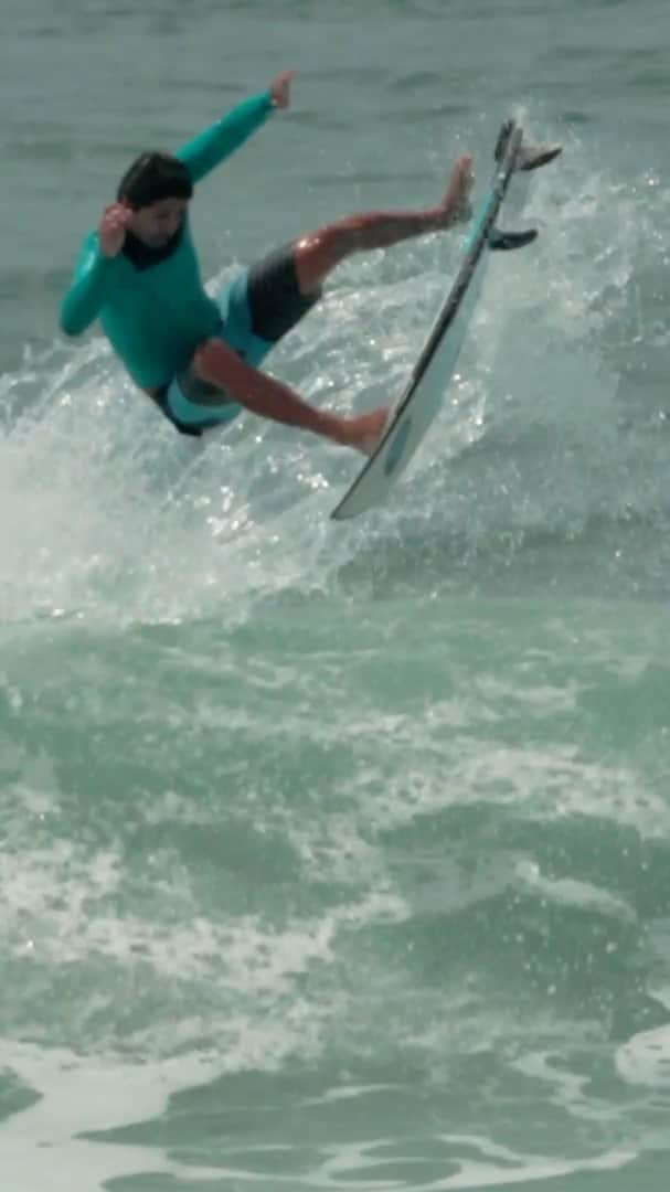 ミグエル・プッポのインスタグラム：「🎥: @osvaldopok / 🎥💦: @caiobaker // @construtoranossolar @sharpeyesurfboards_br @surfview_brasil @refugiodemaresias @silverbaybrasil @osteosports @frpersonalstudio」