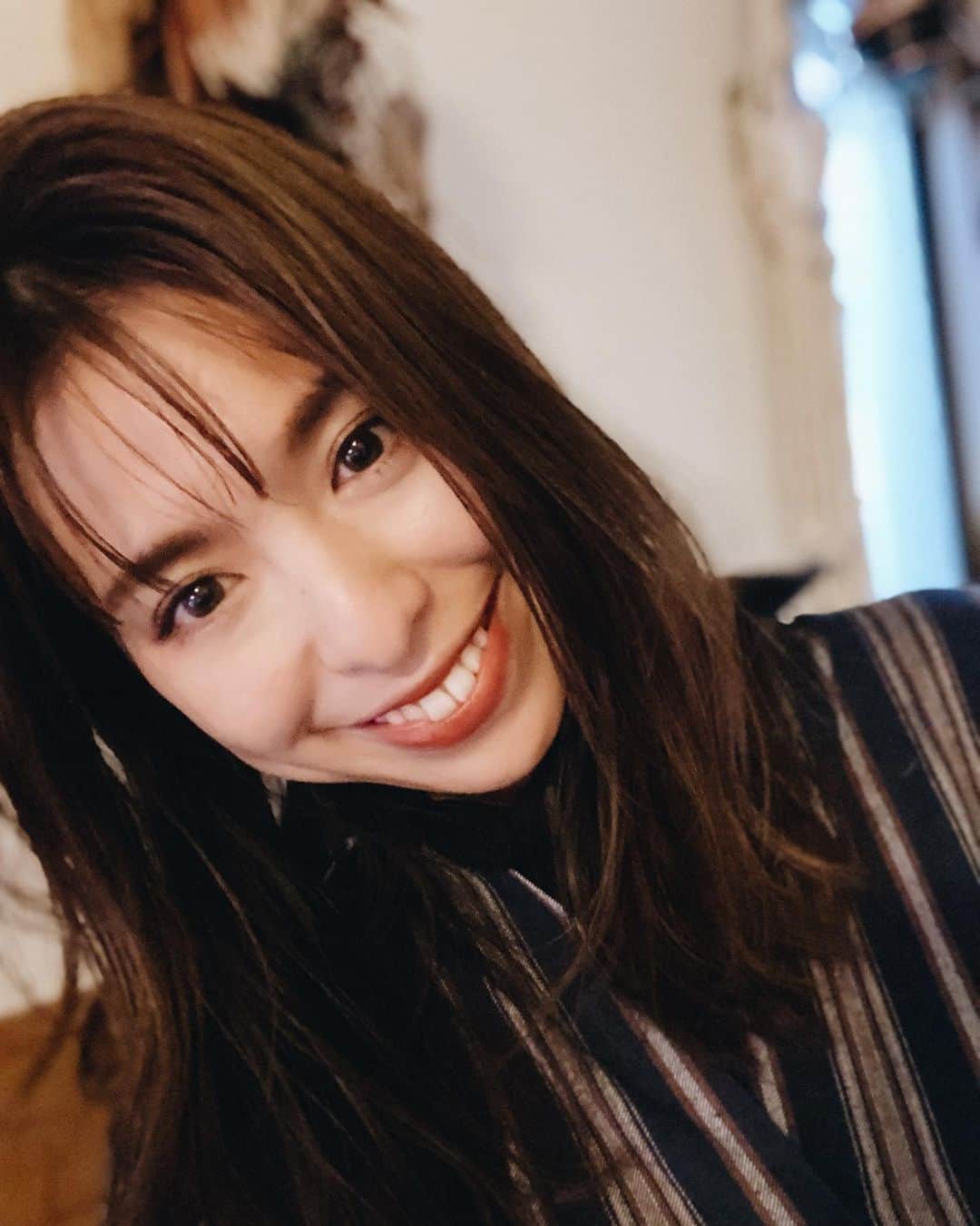 高橋菜摘のインスタグラム：「やっぱり髪は大事🤍 いつも放置しがちでかわいそうなマイヘア 下は15cmくらい？切って 前髪もちょっとだけパラリさせたよ✂︎ だけど半年もしないうちに また伸びちゃうんだろうな〜 #髪の毛の成長を止めたい珍しいタイプ カラーは言うことなしのまろやか🌰  @mado_tsujido しゃんダイスキ。 なんかあえて一歩引いてくれて 一緒に探して作り上げて行く感じ 全然こだわりないわたしには (あれ @maino______ ちゃんも言ってた気がする♡笑) それが楽しくて😛 地元の隣。辻堂駅近く！ おしゃれ！センスあり！ そんな“美容室”というか癒されスポット📍 また行きます。  なぜか斜めになっちゃったけどいっか😛 と載せちゃう . . . . #ヘアサロン #辻堂 #湘南 #前髪 #ヘアカット #イメチェン #メンテナンス #美容 #美容室 #ヘア #ヘアカラー #前髪カット #サロンモデル  #hair #haircolor #haircut #salon #beauty  #shonan #shonanlife #hairsalon #tsujido」
