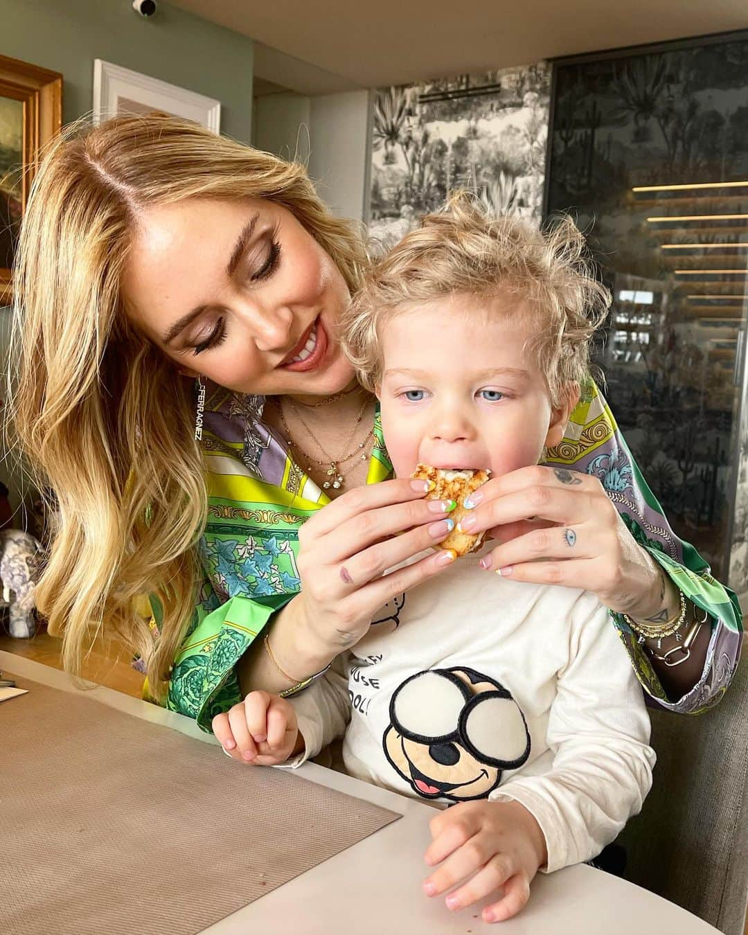 キアラ・フェラーニさんのインスタグラム写真 - (キアラ・フェラーニInstagram)「His first toast 🥪」2月16日 22時04分 - chiaraferragni