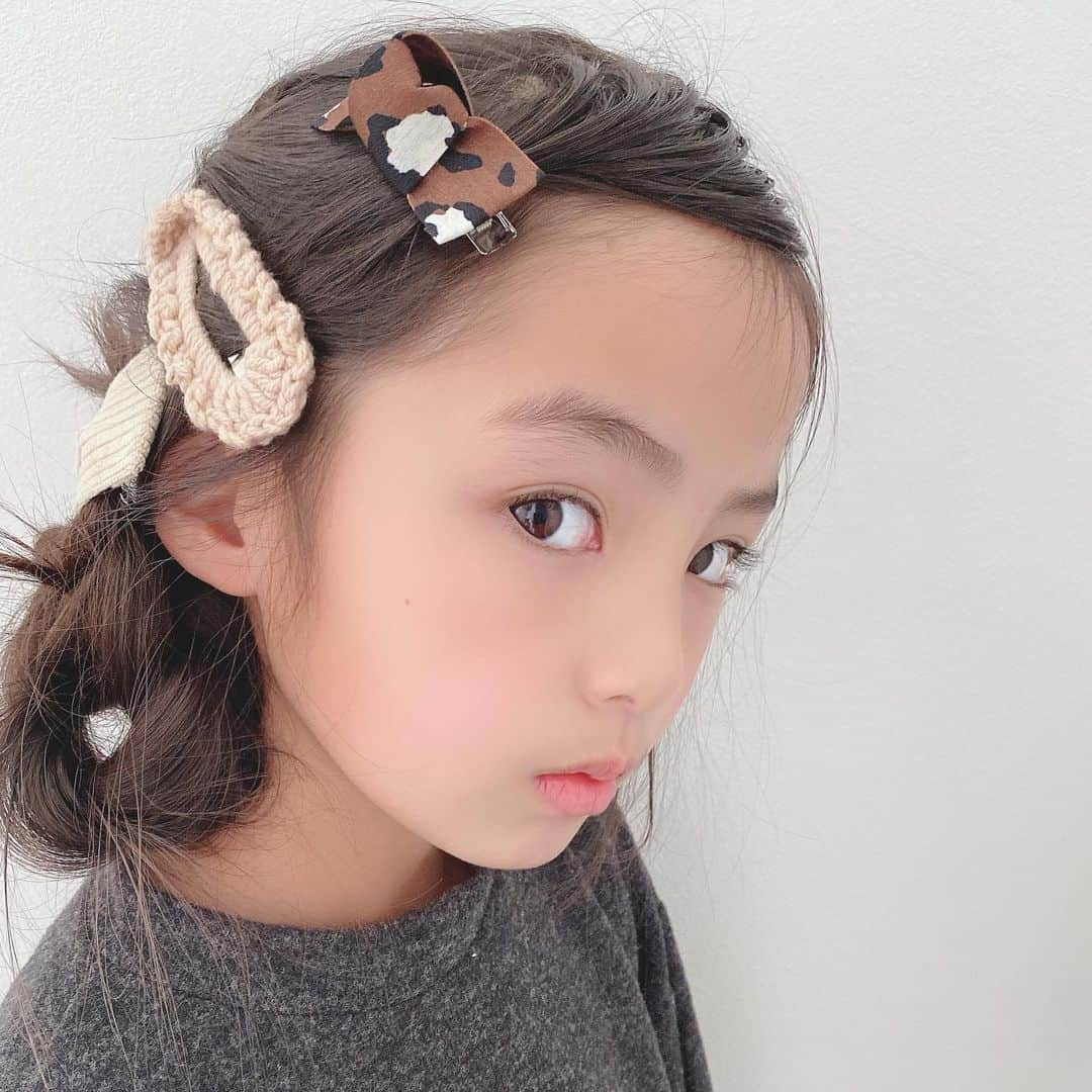 ♡KAO♡のインスタグラム：「： ： ▶◀*.゜ @dholic_kids_official で見つけた お気に入りのhairpinのset♡♡ かわいい୨୧⑅*. ママにもかしてね♡♡♡♡ ： ： hairpin set▹▸ @dholic_kids_official  @dholic_official    #dholickids #dholic  ： ： ： ： ： ： ： ： ： ： ： ： ： ：  #ig_kidsfashion #kidsfashion #親バカ #ig_oyabakabu #親バカ部 #娘 #6歳 #女の子 #インスタキッズ #ig_kids #mamanoko #ママリ #hugmug #コドモノ #キッズファッション #コドモダカラ #comona #キッセレ #ママタス #プチプラコーデ  #キッズコーデ #韓国ファッション #韓国子供服 #キッズヘアアレンジ #キッズヘア」