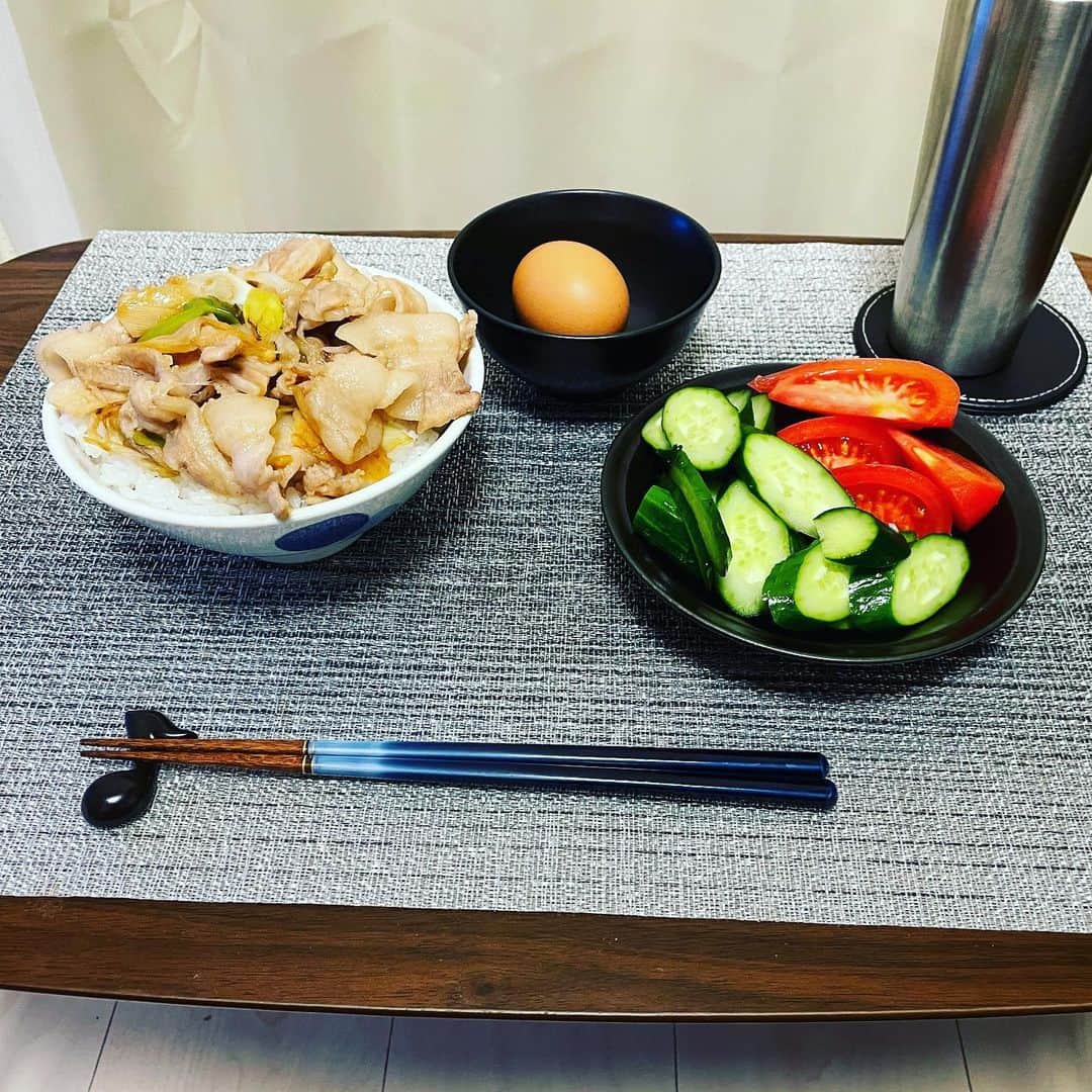 沢村玲/REIのインスタグラム：「今日はお腹が空き過ぎてガッツリ食べたいと思い。  クックパッドから"すた丼"に限りなく近い再現レシピを作ってみたよ！  うますぎ。やばすぎ。鬼リピ確定  ニンニクうまし  #クックパッド  #cookpad  #料理男子  #料理上手になりたい」