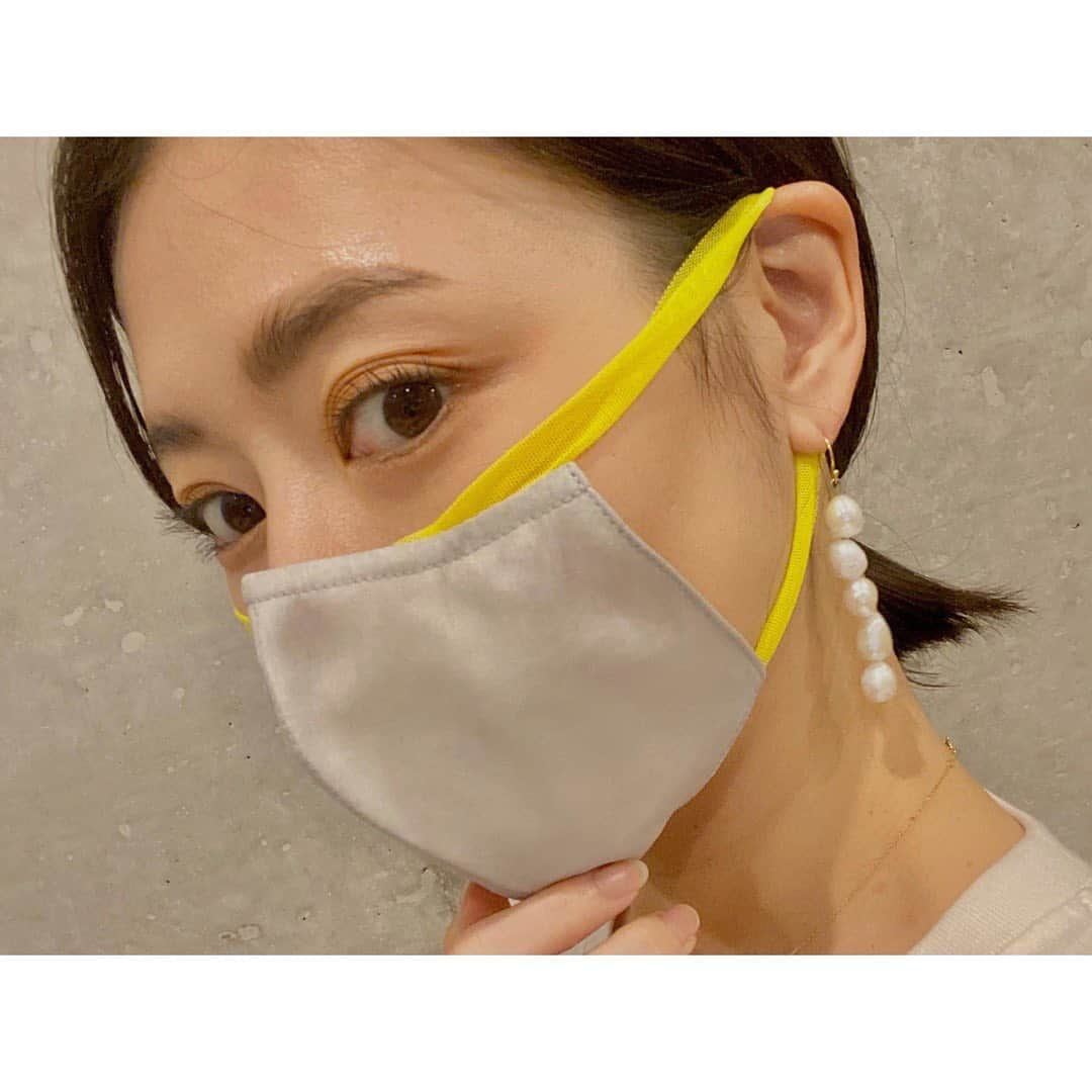 中田奈沙さんのインスタグラム写真 - (中田奈沙Instagram)「. 😷 @n.kashiwabara 👂 @laina.tokyo @mihomjm がしててかわいいと思っていたマスクを真似っこゲット。 いつも黒マスク、黒い服ばかりだから、たまには明るい色もね😀 .  #mask #me #fashion #coordinate #ootd #instafashion #pearl #baroquepearls #accessories #earings #lainatokyo #newin #nkashiwabara #piercedearrings  #マスク #布マスク #ピアス #パール #バロックパール #ファッション #コーデ #コーディネート #中田奈沙 #お気に入り」2月16日 22時07分 - nasa_nakada