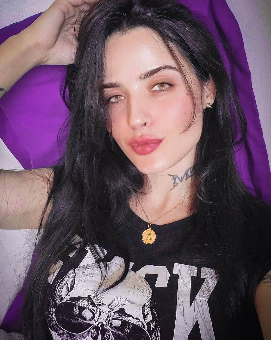Anna Vargasのインスタグラム：「Uma selfiezinha, de boas, sem muito contexto, só pra ganhar biscoito mesmo. Mas, no caso daí, eu prefiro bolacha.😏 Tenham uma ótima terça-feira, meus queridos!🖤💜🖤💜 . . . #blackhair #blackhaired #cabelopreto #brunette #newlook #gotica」