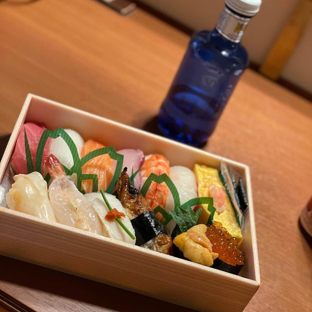 岩瀬玲さんのインスタグラム写真 - (岩瀬玲Instagram)「明日は早いし コロナ感染対策もありご飯はテイクアウト  @hanakaohmura ちゃん情報の 美味しい回転寿司屋さんのお寿司をテイクアウト♥️  ちなみに今はコロナのせいか 回転してなかったような  ちかくにこのお店の回転寿司じゃないお店も有りました 今度はそっちいきたいなー  お酒飲みたくなるねー🤣 今度来る時はコロナおさまってますように  #ひょうたん寿司  #福岡 #天神」2月16日 22時18分 - akirakkuma