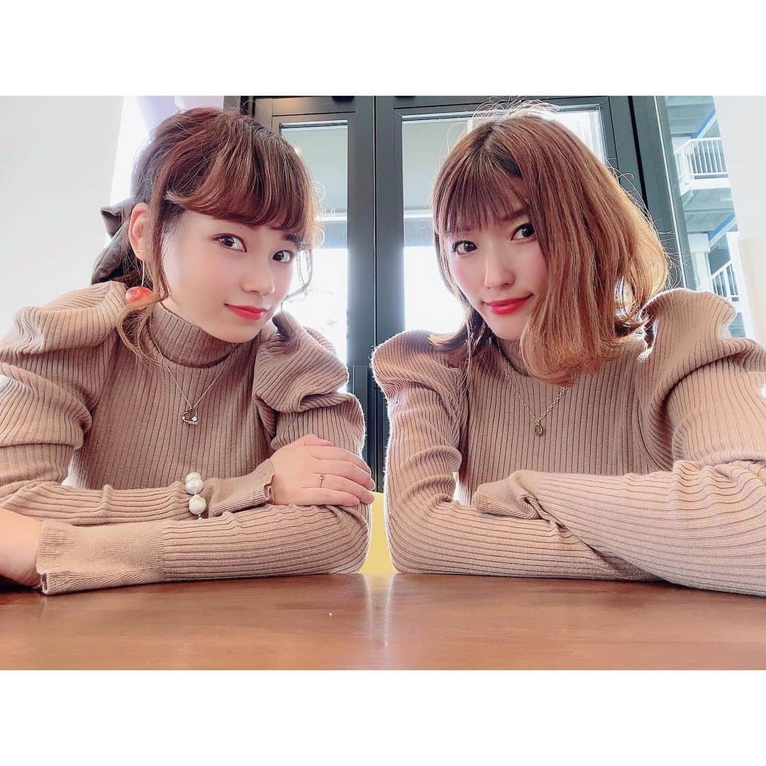 のインスタグラム：「. . 読モ時代から仲良しの Ayaちゃんと遊びました〜！！　  #herlipto のお揃いのtops🍒💕  #お揃い #双子コーデ  #小嶋陽菜 さん #ハーリップトゥー」