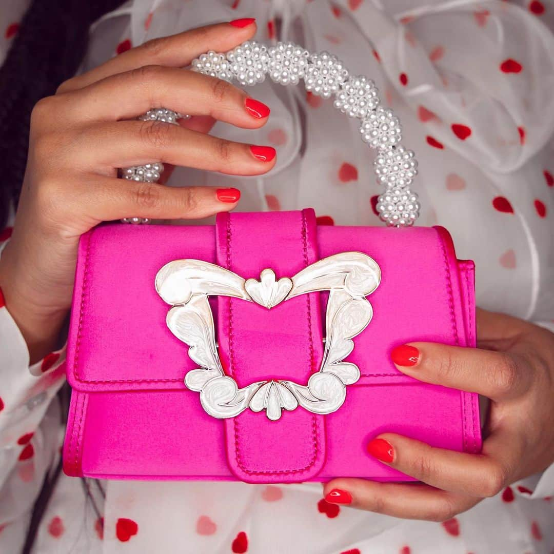 SOPHIA WEBSTERのインスタグラム：「'Margaux'... From her curves to her pearls, she will leave you lusting for love. 💗🦋💗⁣ ⁣ #SophiaWebster #SophiaWebsterBags ⁣」