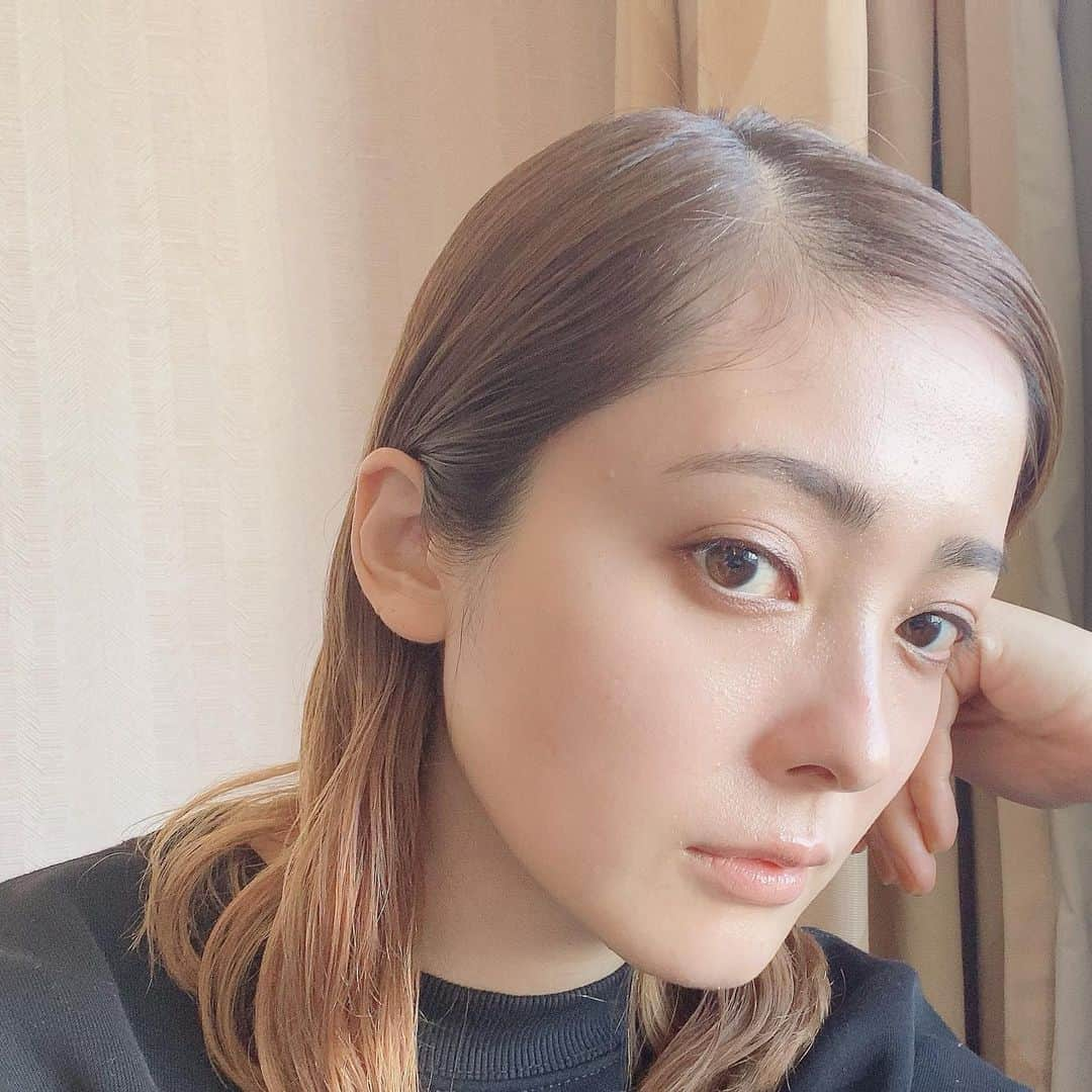 平山あやのインスタグラム：「今日は少しだけファンデを変えてぬってみた日でした☺︎  ファンデはクッションファンデを日頃使っています☺︎  というか、最近毎日パックしたり美容液も使い分けたりしていたら、お肌に艶が出てきました✨ できるだけ素肌でいたい人なので、基礎化粧品からしっかりケアしながら、日焼け止めも使い分け☺︎ 自分のお肌と向きあいながら研究の日々で発見の毎日です☺︎  今日もしっかりお肌ケアをしておやすみなさい☺︎☺︎☺︎  #today #ayasbeaty #今日も心穏やかに #お肌事情」