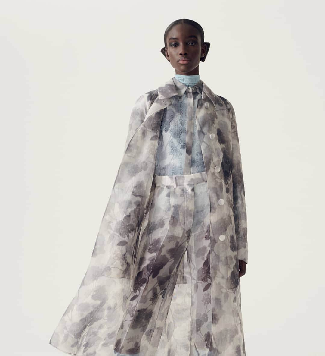 Fendiのインスタグラム：「Fresh, free, and effortlessly chic. Airy silhouettes and sun-faded prints take center stage in the #FendiSS21 women’s collection – available now at Fendi.com and in boutiques worldwide.  Photographer: @brunostaub Stylist: @giovannidariolaudicina Models: Maty Fall, Maggie Cheng, Alex Andrews and Vilma Sjoberg」