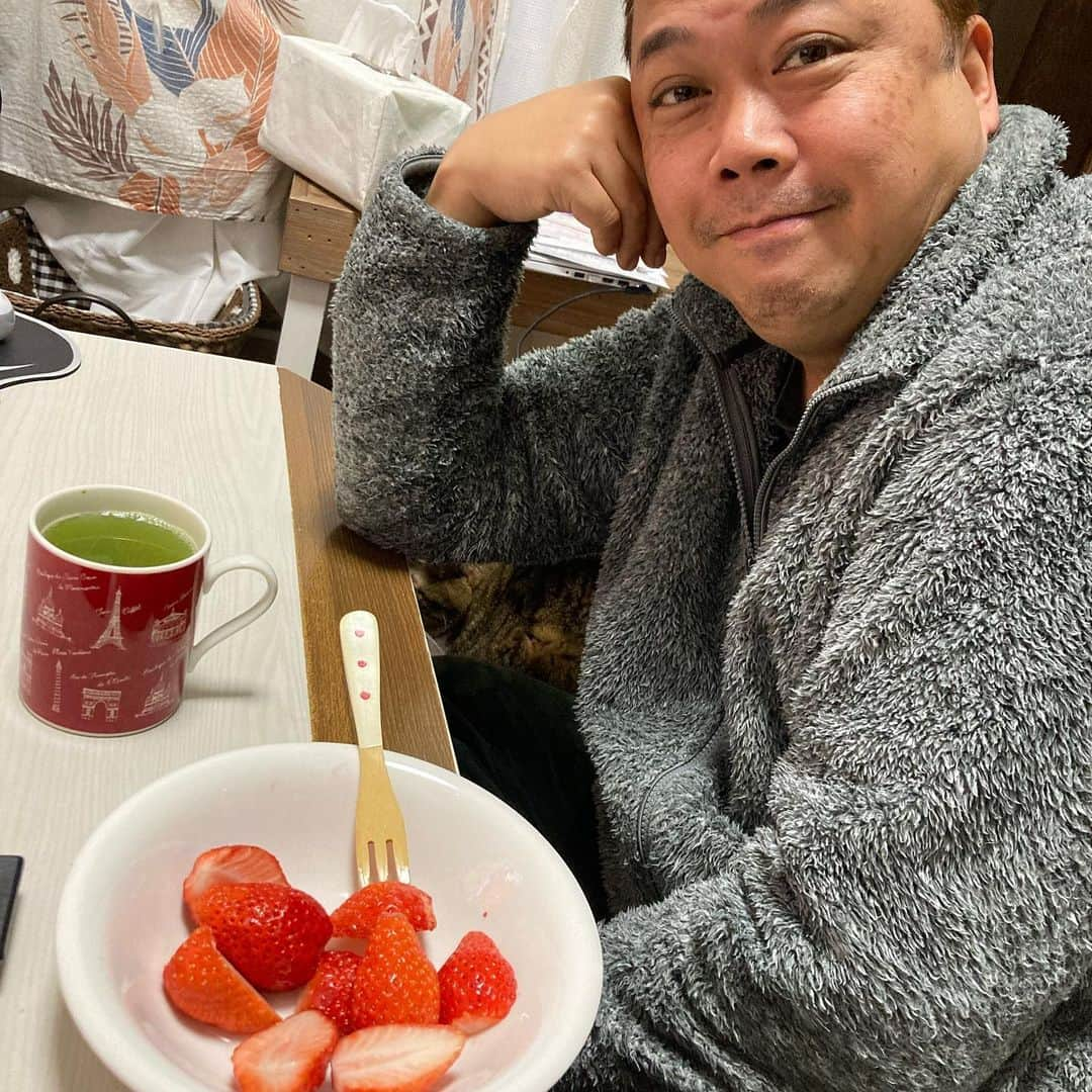 赤プルさんのインスタグラム写真 - (赤プルInstagram)「赤プルお片付けビフォーアフター企画！ 第一回目はなんと、 大好きなまる子さんのお宅にお邪魔させてもらったかんね！ いばらき大使の先輩で、長く長く様々な角度からお世話になってます✨ 憧れのカレー子師匠にもお会いできました✨ こっちゃんも旦那様も温かく迎えてくれて、 本当に素敵なファミリーに癒されながら、楽しく最高のお片付けだったかんね。 鉾田のイチゴをいただき幸せいっぱい🍓 お礼にだんなの写真を送ったら、ビリケン様みたい！いただきました！ #お片付けビフォーアフター  #お片付け防災芸人  #赤プル #林家まる子 さん #いばらき大使」2月16日 22時13分 - puluco_a