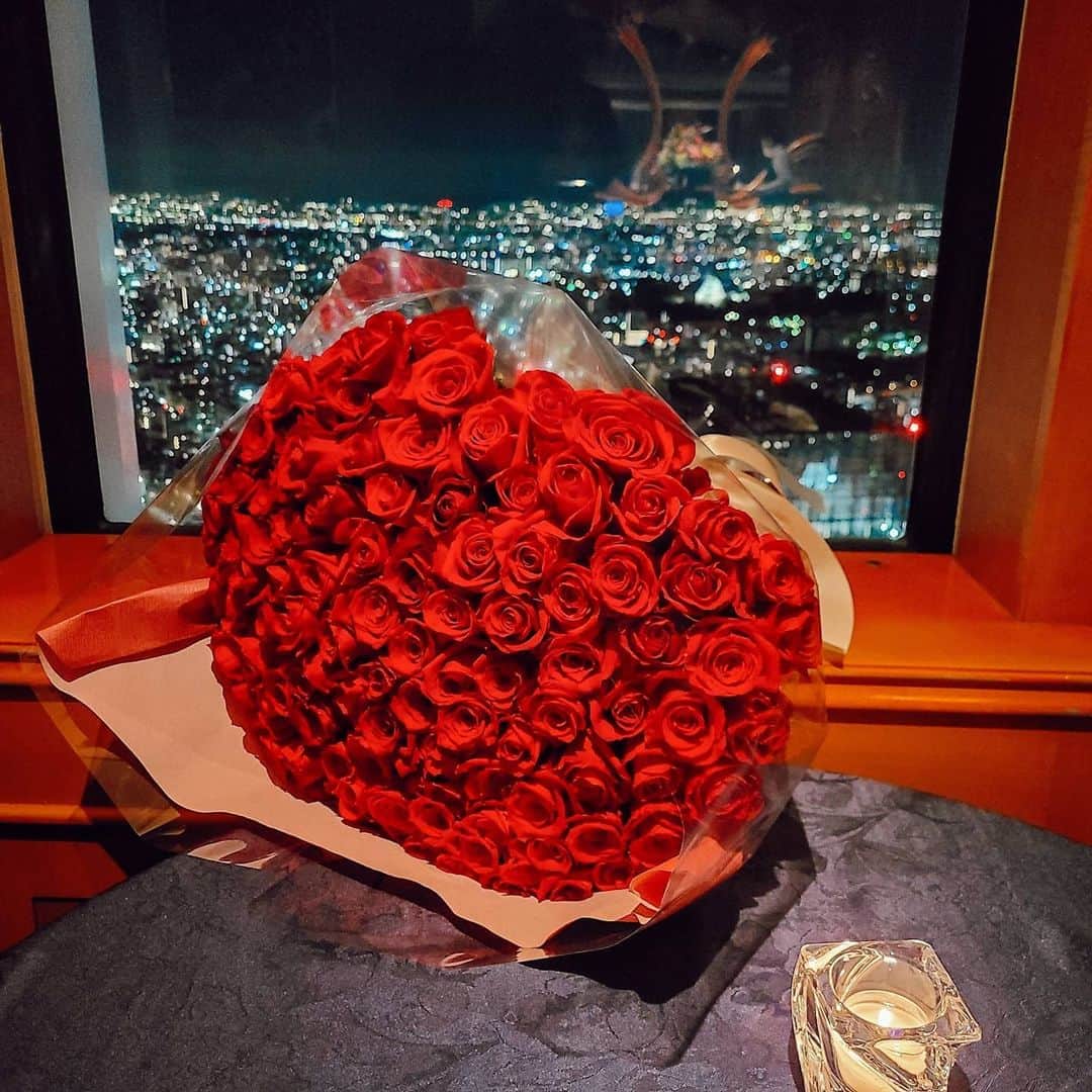 Lisaのインスタグラム：「. 皆様たくさんのお祝いのお言葉 ありがとうございます🥺❤ . 嬉しいです🥺 . プロポーズの時はこんなに沢山の 薔薇をプレゼントしてくれました😢🌹🌹 . 108本😭感動して泣きました😢🌹 今は大切にドライフラワーにして 飾ってます🌹🌹 #薔薇#rose#🌹」