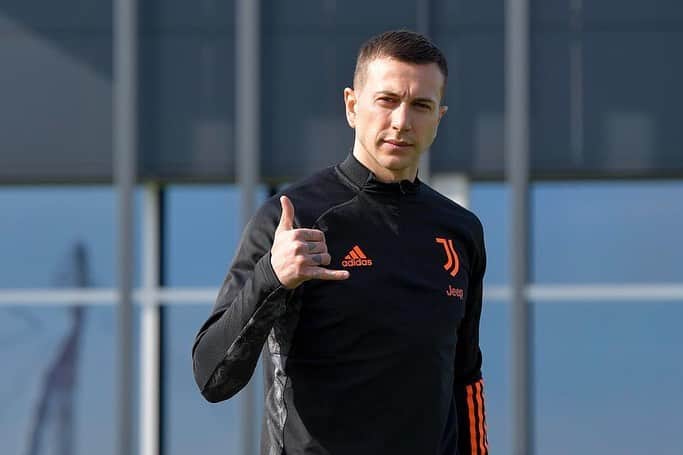 フェデリコ・ベルナルデスキのインスタグラム：「READY 🤙🏼⚽️ #JuveUCL #FCPJuve #FinoAllaFine #ForzaJuve」