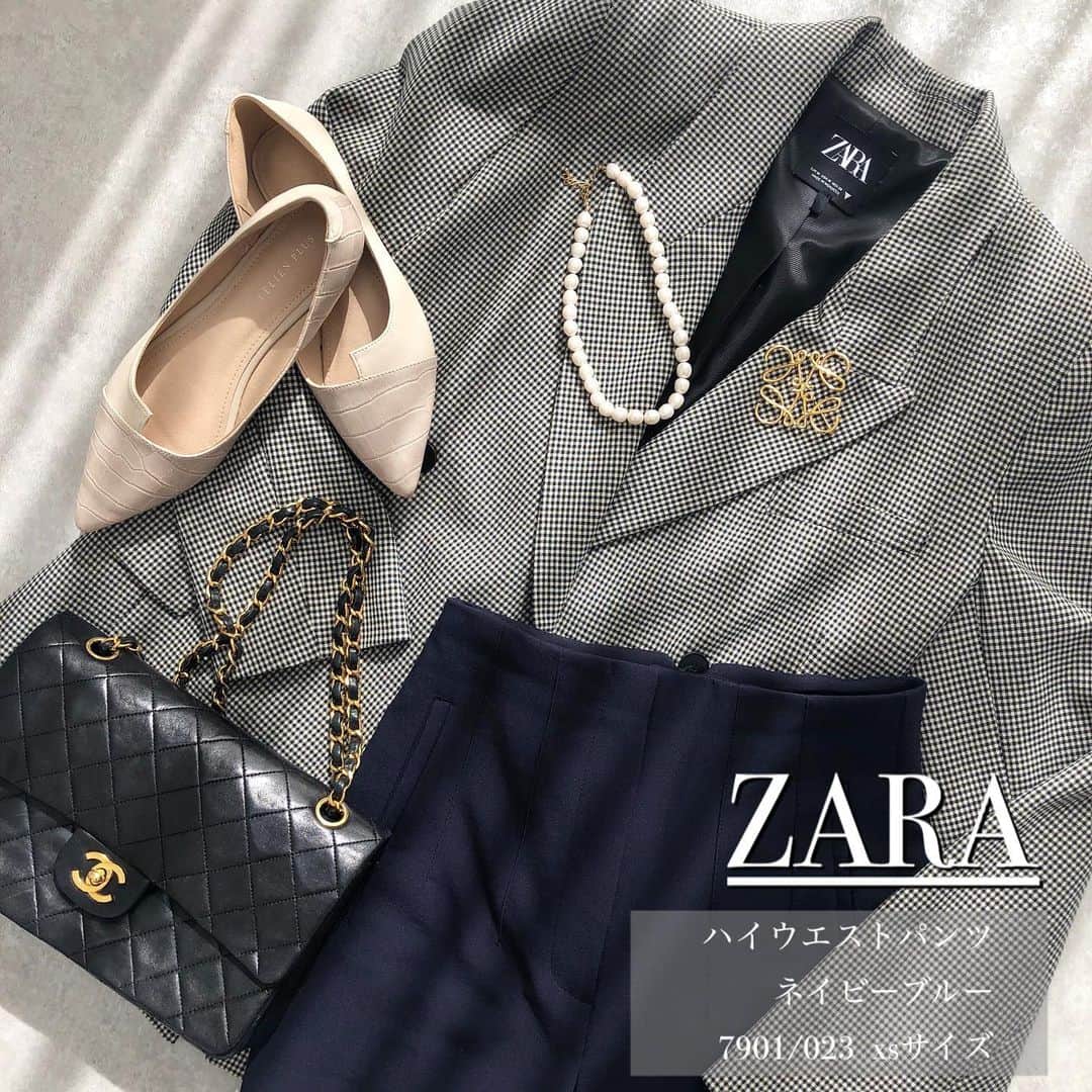 Miyoのインスタグラム：「【ZARA購入品】﻿ ﻿ スワイプ▷▷▷﻿ ﻿ ZARAのハイウエストパンツの新色﻿ ネイビーブルー💙﻿ 品番 7901/023﻿ ﻿ 普段使いはもちろん、卒入学式コーデにも﻿ 使えそうなので購入しました☺️﻿ レザーとスエード素材も含めると﻿ ハイウエストパンツはこれで11本目🤣♡笑﻿ ﻿ ずっとSサイズでしたが﻿ 最近ゆるく感じてきたので、勇気を出して﻿ XSサイズにしたら履けましたーーー‼︎笑﻿ 産後から約1年👶🏻﻿ M→S→XSにサイズダウンできて嬉しい😂✨﻿ ﻿ ﻿ ジャケット…#ZARA#ザラ﻿ トップス… @birthdaybashshop﻿ #ハイウエストパンツ …ZARA﻿ パンプス・パールネックレス…楽天roomに載せてます﻿ バッグ…#CHANEL#シャネル﻿ ブローチ…#loewe#ロエベ﻿ ﻿ ﻿ ﻿ #ザラジョ#ザラコーデ#ザラジョコーデ#ZARA購入品#ジャケット#春コーデ#ハイウエストパンツ#パンツコーデ#zarawoman#zaradairy#zaranewin#zara fashion#zarastyle#ロングネックレス#パールネックレス#ママファッション#ママコーデ#プチプラコーデ#プチプラファッション#大人カジュアル#きれいめカジュアル#きれいめコーデ#入学式コーデ#卒業式コーデ﻿ ﻿ ﻿ ﻿ ﻿」