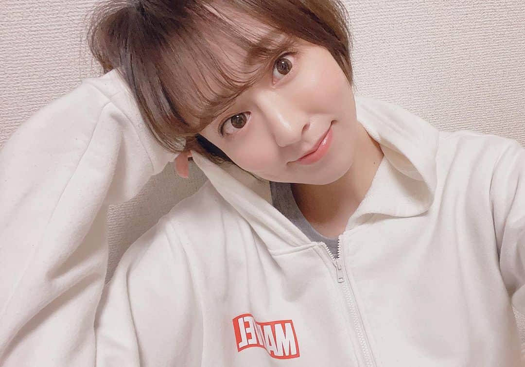 のインスタグラム：「・ ・ 家では基本ジャージかスウェット。 去年の4～5月の自粛のときにディズニーストアのオンラインショップで買ったMARVELの上下白のスウェットがお気に入り♡ ・ #おうち時間  #MARVEL #スウェット  #ジェラピケ を着るキャラになりたい笑 #ショート女子」