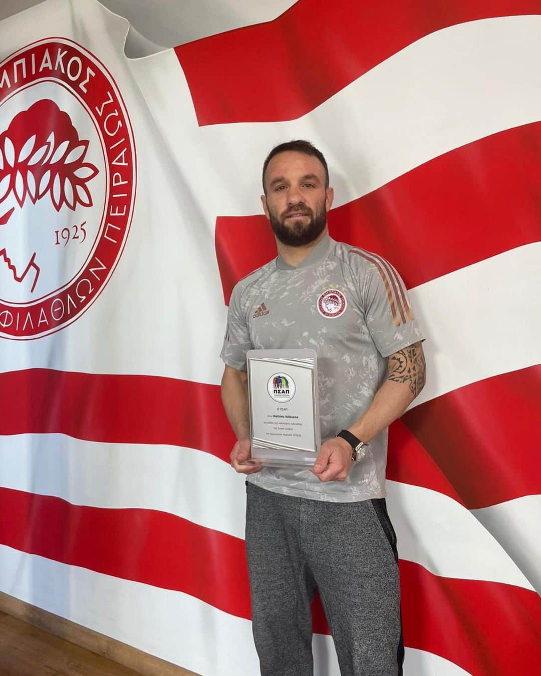 マテュー・ヴァルブエナのインスタグラム：「Blessed to be selected in the best XI for the 2019-2020 @super_league_gr season 🙌  Thank you all! It rewards a great collective journey 🔴⚪️ #Olympiacos」