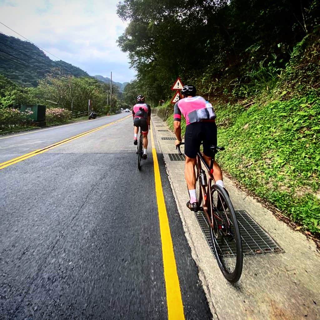 エディ・ポンのインスタグラム：「🚴‍♀️🚴 🚵‍♀️ 💨」