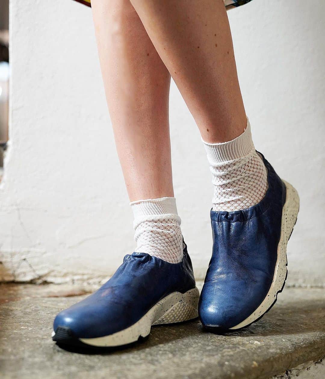 エンリーベグリンのインスタグラム：「Shoes are the quickest way for women to achieve instant metamorphosis.  #henrybeguelin#shoes#slipon#made#leather#inchiostro#」