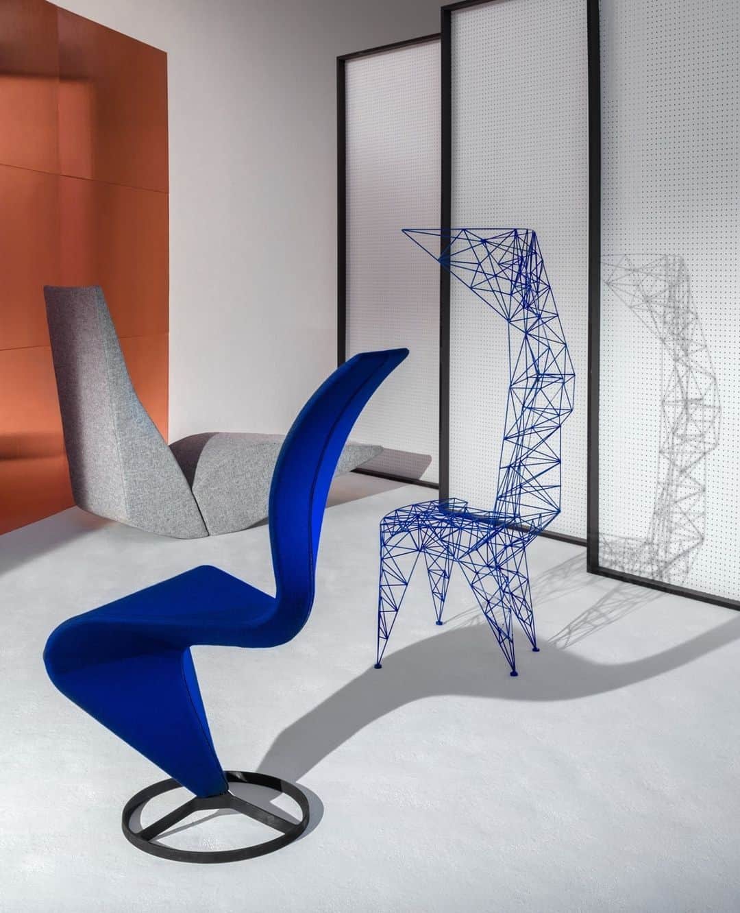 トム ディクソンのインスタグラム：「The Veterans: PYLON, BIRD and S-CHAIR.⁠ ⁠ Initially manufactured in Tom Dixon’s London metalwork shop many moons ago, these 3 instantly recognisable designs were brought back home.⁠ ⁠ Re-engineered, recoloured and reinvigorated, their graphic, pop-art silhouettes feel just as fresh today as they did yesterday.」