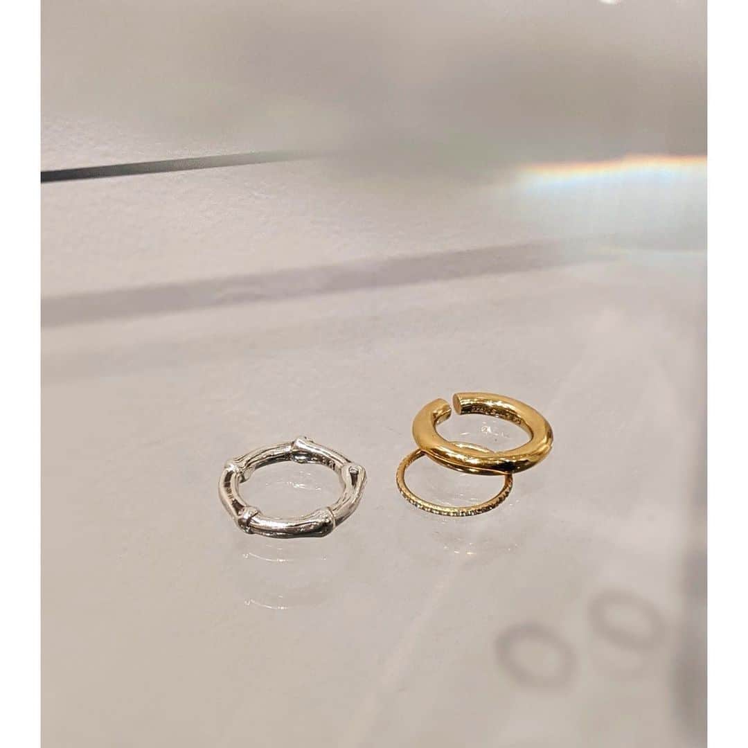高園あずささんのインスタグラム写真 - (高園あずさInstagram)「毎日結婚指輪＋この3つが 今の私の定番 ⚪️  巻きつけるものを買ってもらうと (自分で買うのはダメらしい←)厄除けにいいから🤲🏼と母からのプレゼントで最近仲間入りしたのは @allbluesofficial のゴールドのリング。 シンプルなんだけど太さが絶妙で好き。  @tiffanyandco の婚約指輪と重ね付けでつけてます。  #リング #tiffany #allblues」2月16日 22時27分 - azusa_takazono