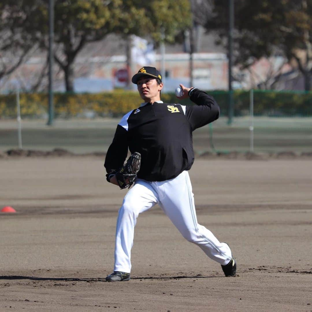 和田毅さんのインスタグラム写真 - (和田毅Instagram)「⚾️ 第４クール終了。 初日84球、4日目60球。 19日に紅白戦に登板するので少しずつ投げる球数も落としていきながらの調整。 今日投球フォームの動作解析もしたので、どんなフィードバックがくるのか楽しみです👍 #明日はお休み #初日のピッチング #今日のキャッチボール #wattbikeはつらいよ #体幹トレーニングはつらいよ #マッチとワッチパート2 #ヒロシとツヨシ #寝てないよトレーニングだよ」2月16日 22時28分 - tsuyoshiwada.21