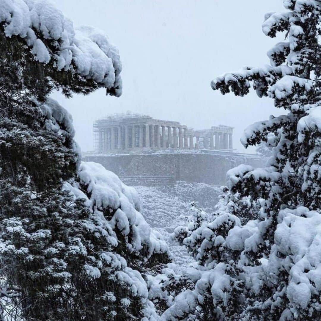アンシャングリークさんのインスタグラム写真 - (アンシャングリークInstagram)「Athens covered in snow, a rare phenomenon, put a smile on everyone’s face ❄️☃️🌨」2月16日 22時28分 - ancientgreeksandals
