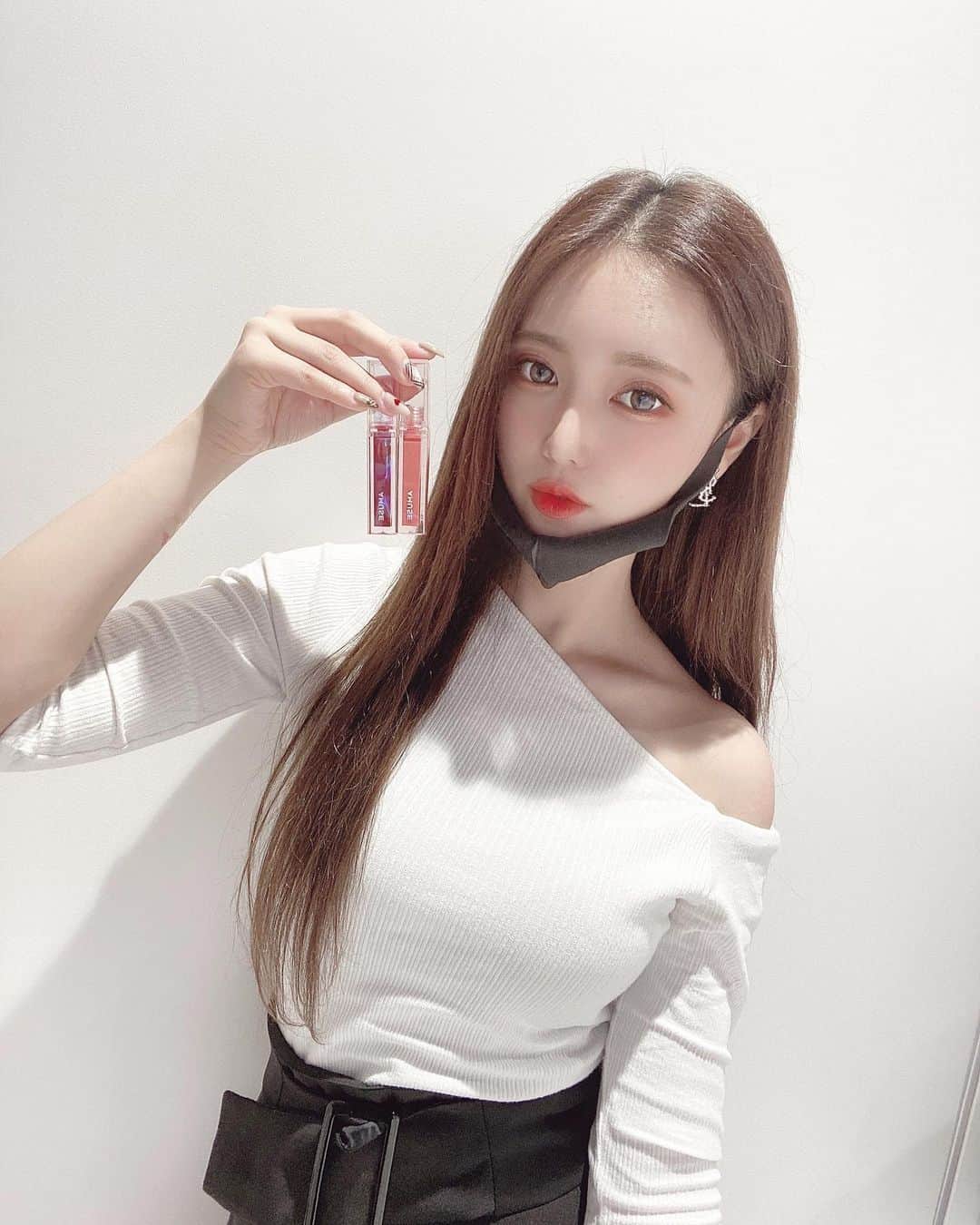 のインスタグラム：「ティントリップ紹介👄  @amuse から新作のティントリップが登場したので 私もGetしました🤍🤍🤍  マット系嫌いでうるつやになる ティント好きなんだけど凄く 好みな感じのリップだった！！😳😚  ゆうかはティントは濃いめの色が 好きでおすすめかな〜！！♥  #韓国メイク#ティント#ティントリップ #amuse#amusecosmetics#リップ#ゆうかち #日韓ハーフ#韓国好きな人と繋がりたい  #ワンショル#bts好きな人と繋がりたい」