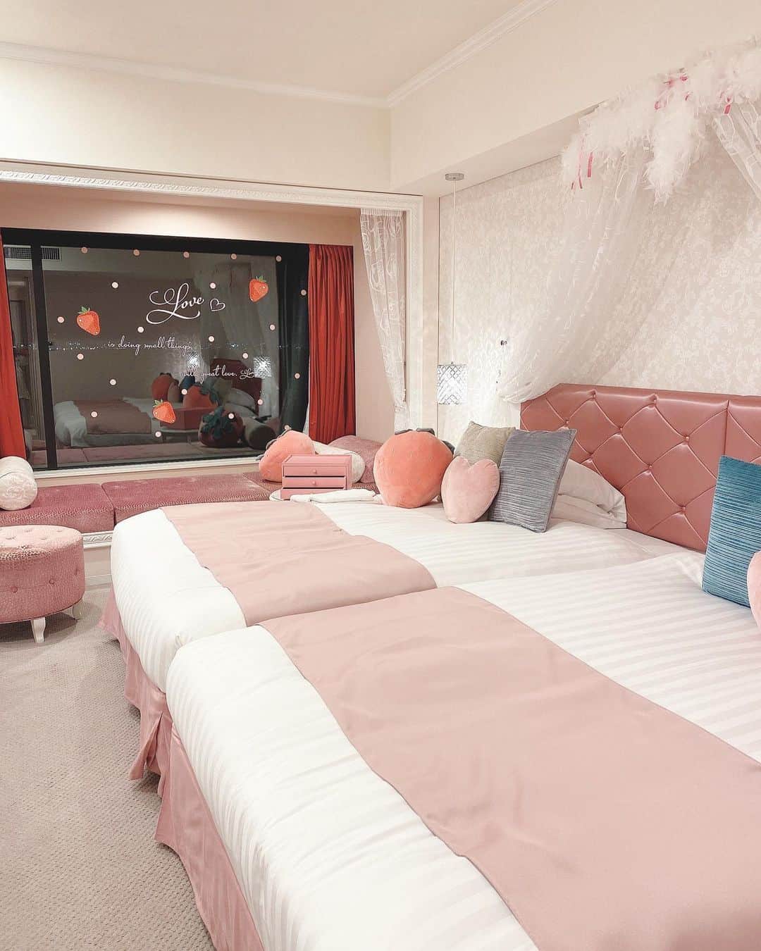 計良日向子（ひなひ）さんのインスタグラム写真 - (計良日向子（ひなひ）Instagram)「. . あみみと @tokyobaytokyuhotel の ストロベリールームへ🍓🍓💗 . . . お部屋がイチゴだらけで可愛すぎた！ ピンクのお部屋にぴったり♡ お揃いのルームウェアでピザパした🍕 楽しかった(*´ω｀*) . . . 👗ルームウェア　@_andante_shop . . . .  #東京ベイ東急ホテル #tokyobaytokyuhotel #ストロベリールーム #プリンセスルーム #ベイサイドストロベリーフェア #お泊まり女子会 #女子会 #ルームウェア #ルームウェア女子 #ルームウェア女子 #パジャマパーティー #パジャマ女子」2月16日 22時30分 - kerahinako1105