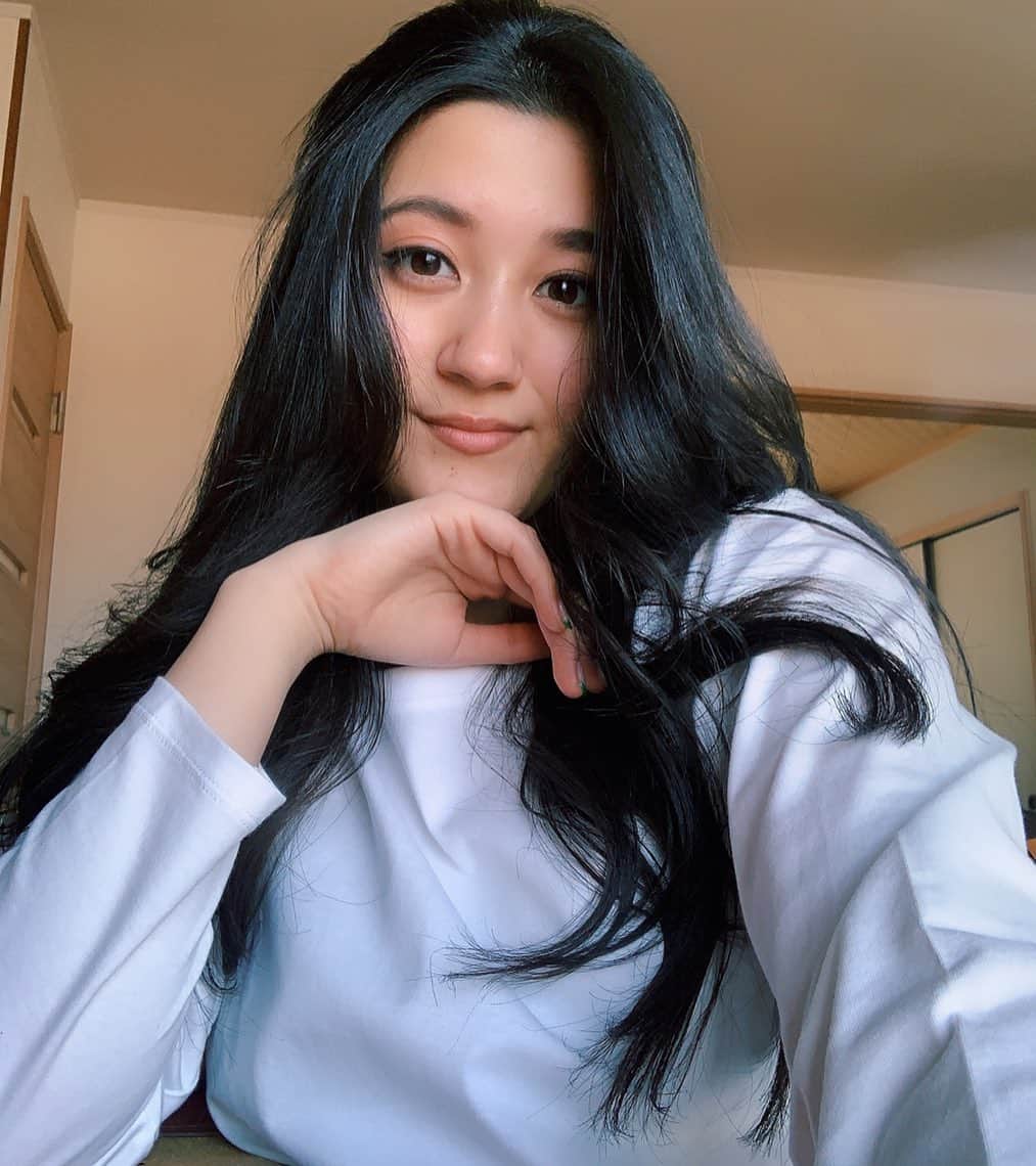 瀬川アニータのインスタグラム：「who can guess my fav manga?」