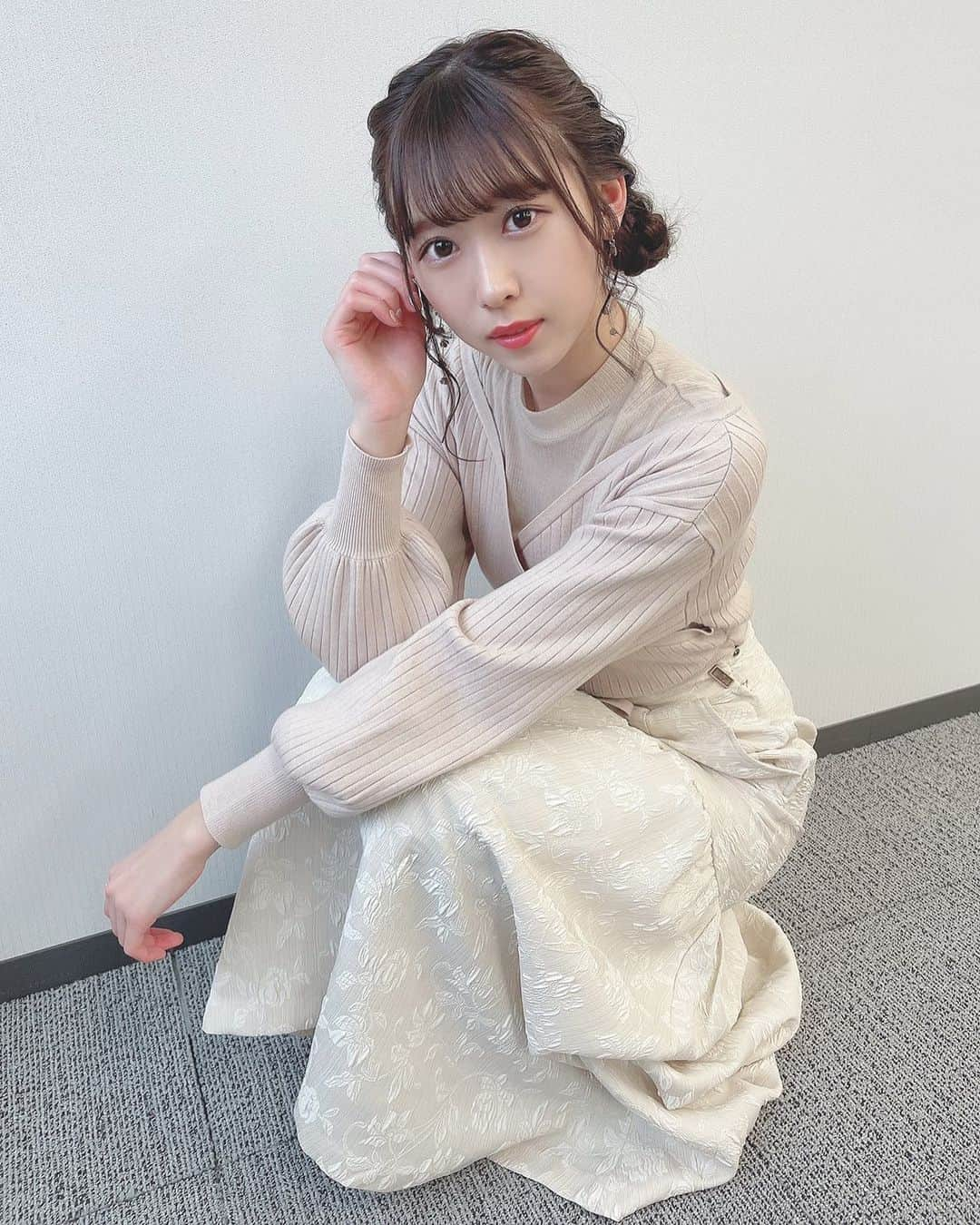 高橋美海のインスタグラム：「﻿ ﻿ トップスとスカートは、#lillybrown ﻿のものだよ！ ﻿ 春服たくさん欲しいなぁ〜👗﻿ ﻿ ﻿ ﻿ ﻿ ﻿ ﻿#instagram #fashion #春服 #春服コーデ #ヘアアレンジ #編み込みヘア #ラストアイドル #高橋美海 ﻿ ﻿ ﻿ ﻿ ﻿」