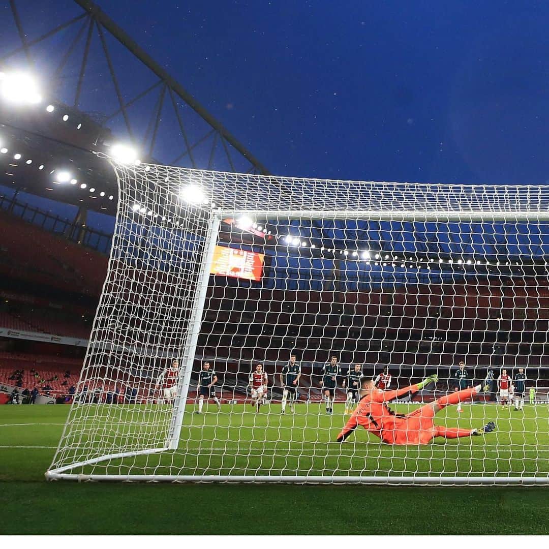 アーセナルFCさんのインスタグラム写真 - (アーセナルFCInstagram)「Keeper goes one way ⬅️  Ball goes the other ➡️   #Arsenal #Aubameyang」2月16日 22時32分 - arsenal