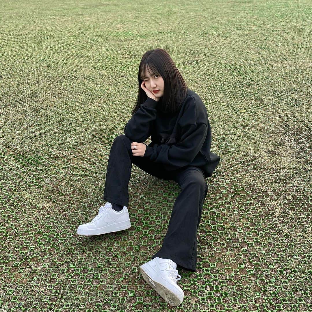 河崎みーなのインスタグラム：「🦖👟🖤💭 . .」