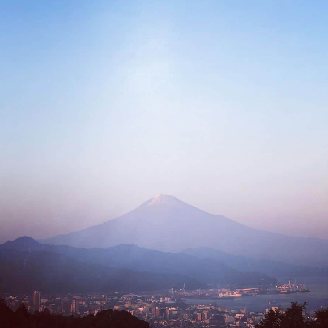 天玲美音さんのインスタグラム写真 - (天玲美音Instagram)「#美音の撮る空 癒し〜アロマ〜 . 一つ前の投稿フラワーパネル3箇所目の地に描かれている富士山に似ていたので。 . . . 100%Natural #天玲美音 LOVE&SMILE . . . #sunset #japan #shizuoka #fujisan #skyphotography #japan #beautiful #pic #sky #skylovers #pink #suntet #青空 #ソライロ #グラデーション #静岡県 #富士山 #絶景 #風景 #港 #美音の撮る富士山 #心に残る風景 #mtfuji #心に残る景色 #富士山好き #ダレカニミセタイケシキ  #ダレカニミセタイフウケイ #アロマ景色 #癒し」2月16日 22時37分 - miontenrei