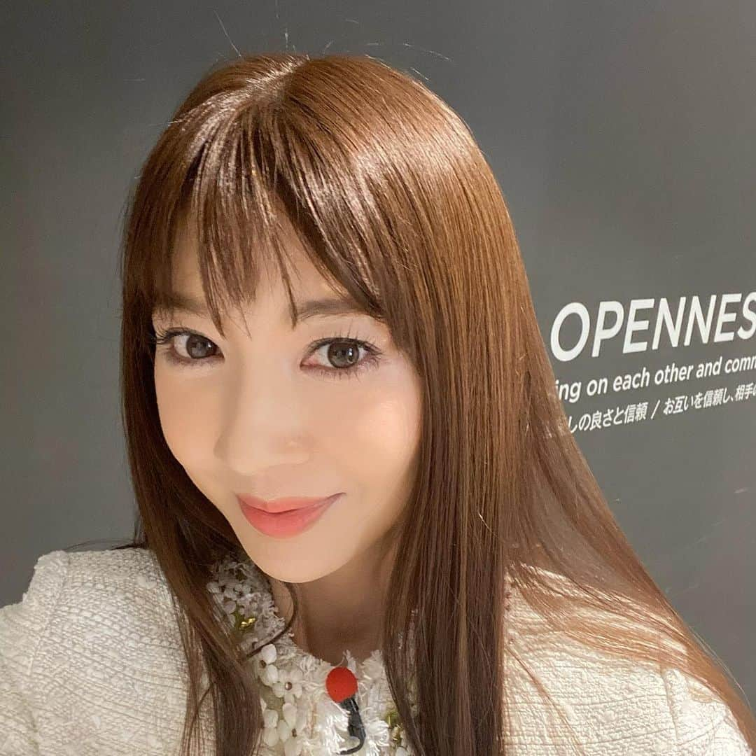 君島十和子さんのインスタグラム写真 - (君島十和子Instagram)「25ans 誌の連載で お取り上げ頂きました🍀  お顔は メイクできるけれど  髪は、そのままの 状態が 出てしまうので  毎日、自分で 出来ることの 「積み重ね」が モノを言うと思ってます🍀  23時から 生放送で髪への こだわり お話しさせて頂いてます🌹  #ftcbbeauty ＃FTCBEAUTY #トワコスタイル #QVC#qvcジャパン #君島十和子」2月16日 22時37分 - ftcbeauty.official