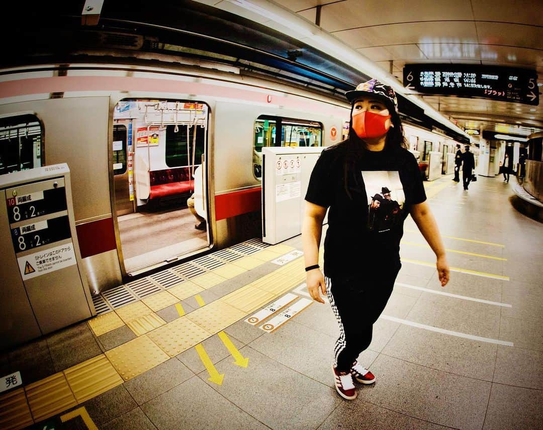 大納言光子のインスタグラム：「Adidas × ★RUN DMC Tシャツ(ブラック) ★3ストライプスパンツ(ブラック) ★スニーカーCAMPUS(ワインレッド)  #大納言光子アディダスコーデ  #アディダス大好き芸人 #アディダス #アディダスオリジナルス  #アディ子 #ストリートファッション  #adidas  #adidasoriginals #adidaspants  #adidasrundmc  #adidascampus  #campus  #rundmc  #dinagonmitsuko #myadidas #streetfashion #iloveadidasoriginals @adidasoriginals photo by @ryuji0416」