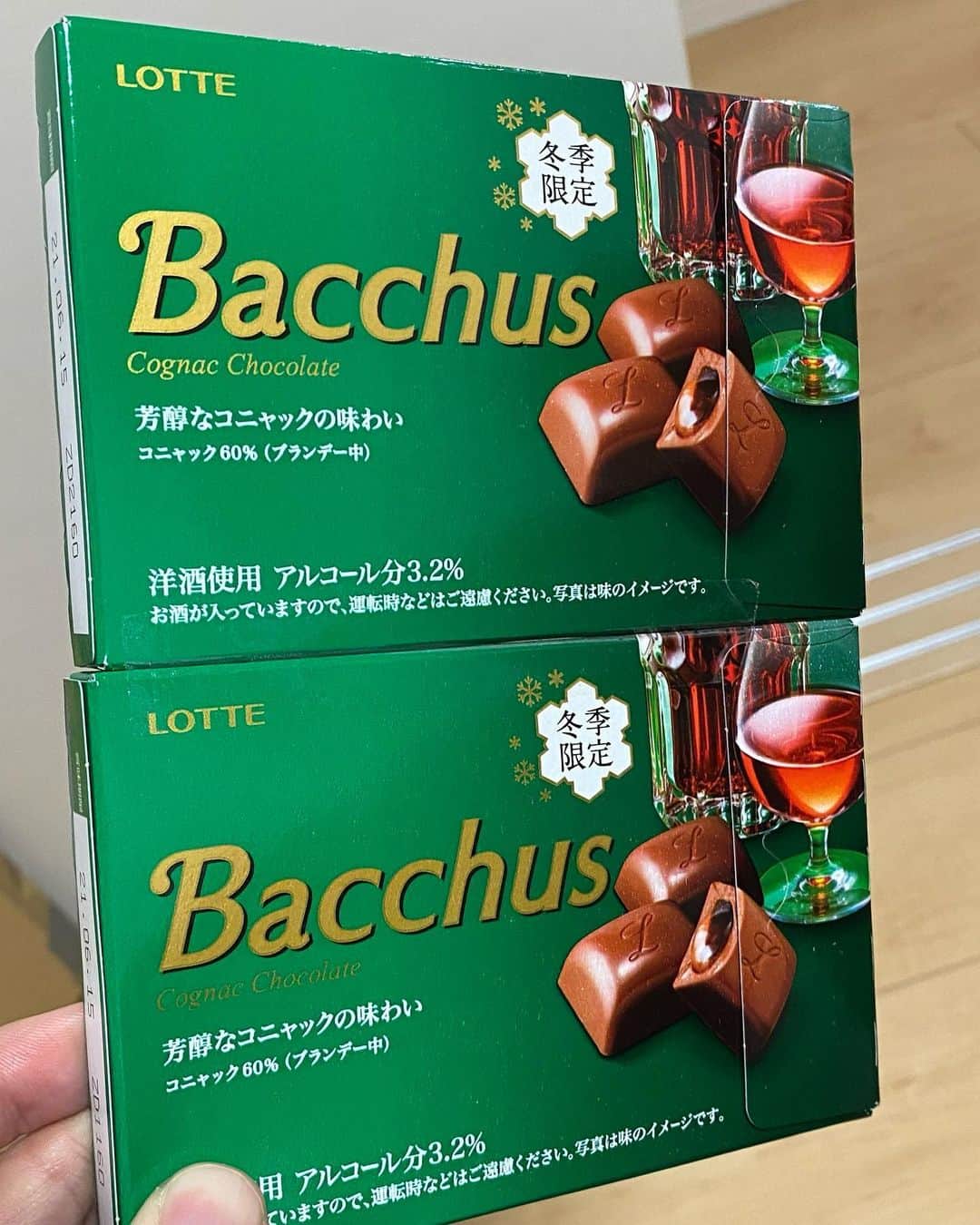 326のインスタグラム：「バレンタインデーから２日遅れで どこででも160円くらいで買えるチョコレートを２つ 雑にテープで止めて 500円近く払って送ってきて しかも料金不足で その分を子供に払わせるという なんとも個性的な愛をくれる うちの母親。いつまでも元気でいてほしいものです」