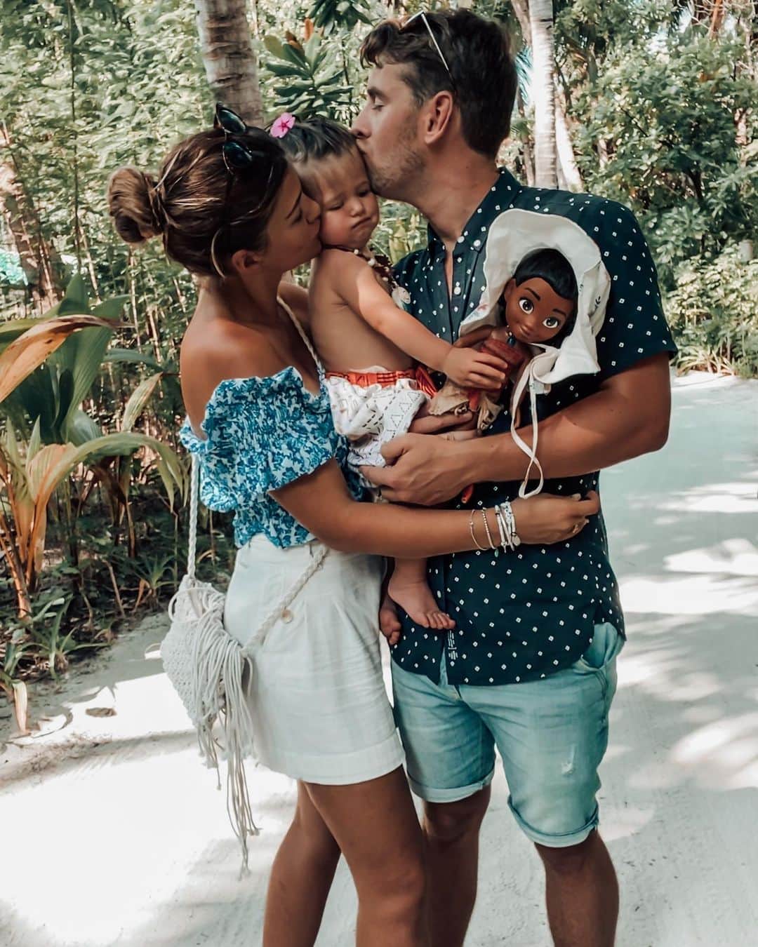 エイミー・ウィラートンのインスタグラム：「When mum and dad want to love you but you only want #Moana 🏝  @kihaa.maldives #islandlife」