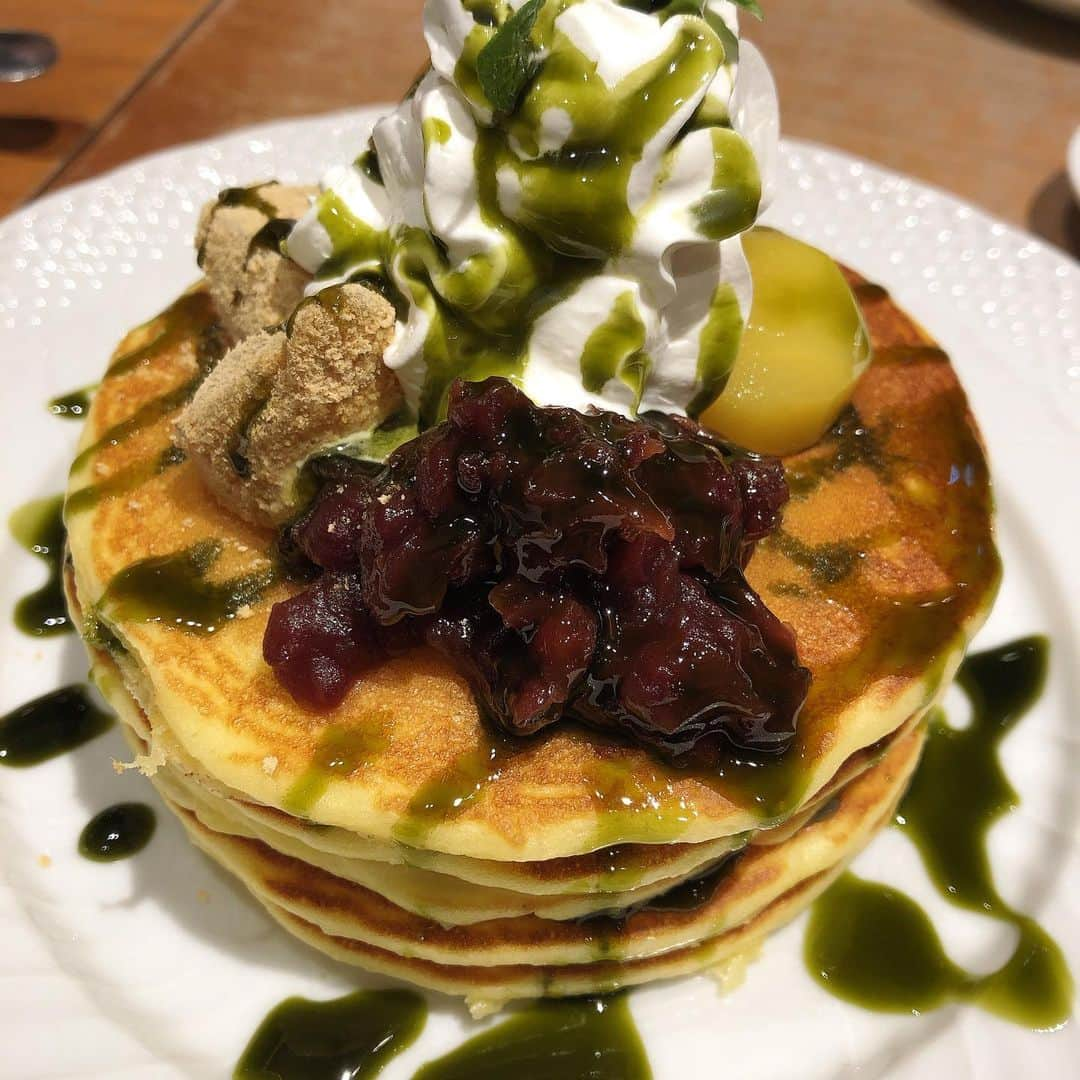 菅井純愛さんのインスタグラム写真 - (菅井純愛Instagram)「抹茶パンケーキ🥞 アリアの好きなわらび餅ものってた！ ちょっと前の写真だけど、おなかすいたからこんな時間にアップしてみた……笑😃 #パンケーキ  #抹茶パンケーキ🥞  #わらび餅  #スイーツ  #今日は歯医者でした」2月16日 22時52分 - aria_sugai