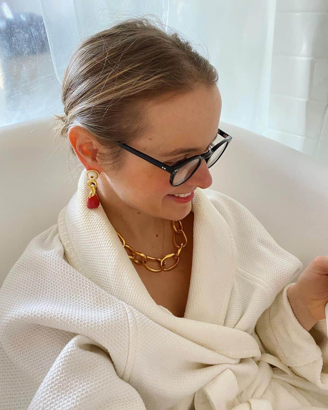 リジー フォルトゥナートのインスタグラム：「What we’d give 😩 for this to be our current WFH set up on this ☁️🌧 day! Tap for seeester’s jewels ☝️ and swipe 👉 for more 😉 #lizziefortunato」