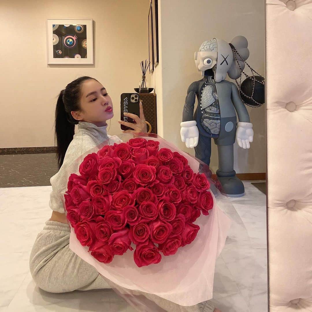 megbabyのインスタグラム：「仕事と育児でいっぱいいっぱいでバレンタインも気づいたら過ぎてて、いつもすっぴんスウェットの私に薔薇を抱えて帰ってきて好きな色でしょって🌹🤭  思わず同じ色のリップ塗りたくなって気持ちを明るくしてくれてありがとう🥺  #8年目のバレンタイン  息子にもバレンタインは女の子に(ママに😂)薔薇を渡すような男になってほしいからダダ毎年お手本よろしくね🙋🏻‍♀️」