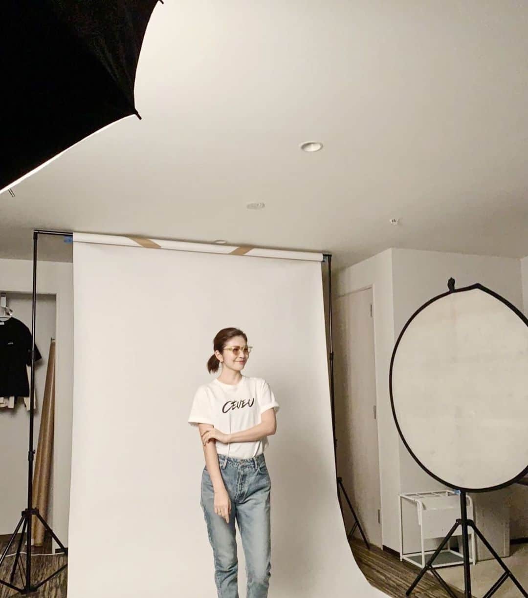 宇井愛美のインスタグラム：「Tシャツのストーリーあげてくださった皆様ありがとうございました🙇‍♀️ チョコも🍫喜んで頂けて嬉しいです😊 . . . . .  CÉUEU original basic T-shirt  .  CÉUEUの2020.S/Sに発売した、カリグラフィーアーティスト"RYO KOIZUMI"とのコラボレーションアイテムである カリグラフィーロゴTシャツをリプロダクト。  今回は風合い70年代のチャンピオンのヴィンテージ などに見られる綿88%レーヨン12%の“ハチハチ”と呼ばれる 天竺。  12%のレーヨンによって肌触りが滑らかで吸湿、放湿性が高く 着心地が良い事と見た目が綿100%ぽく見える黄金バランスだと 70年代からアメリカで重宝されてきた生地。 . . . . . #céueu  #céueutシャツ  #春コーデ」