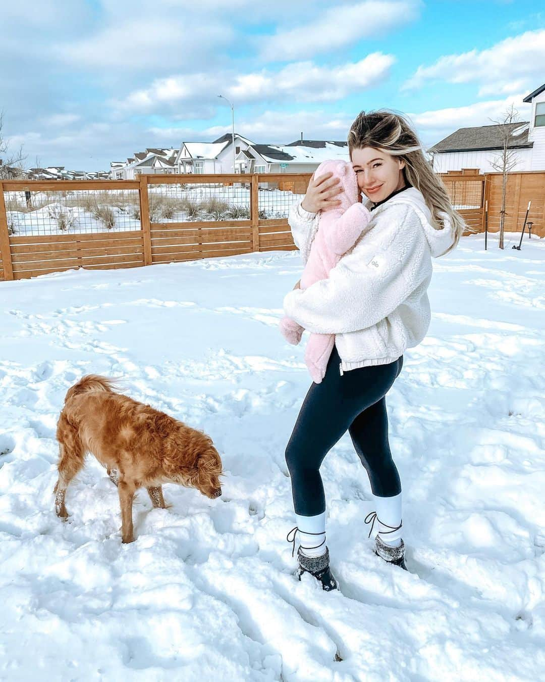 アンナ・ニコル・スミスさんのインスタグラム写真 - (アンナ・ニコル・スミスInstagram)「Never imagined we’d be snowed in in Texas 😅❄️ today is day 2 of the entire city being completely shut down. . Austin wasn’t made for snow so there are no snow plows, no snow shovels, and at least our house wasn’t made to endure snow so we’re going on day 2 without hot water. Thankfully we haven’t lost electricity (yet) even though lots in Austin have. . Trying to enjoy this historic event as much as we can before the snow melts away! It’s currently 9 degrees but it looks like the temperature will only go up from here 🥶🤞 #fbggirls #fbgcommunity #snowedin www.fitbodyapp.com/annavictoria」2月16日 23時00分 - annavictoria