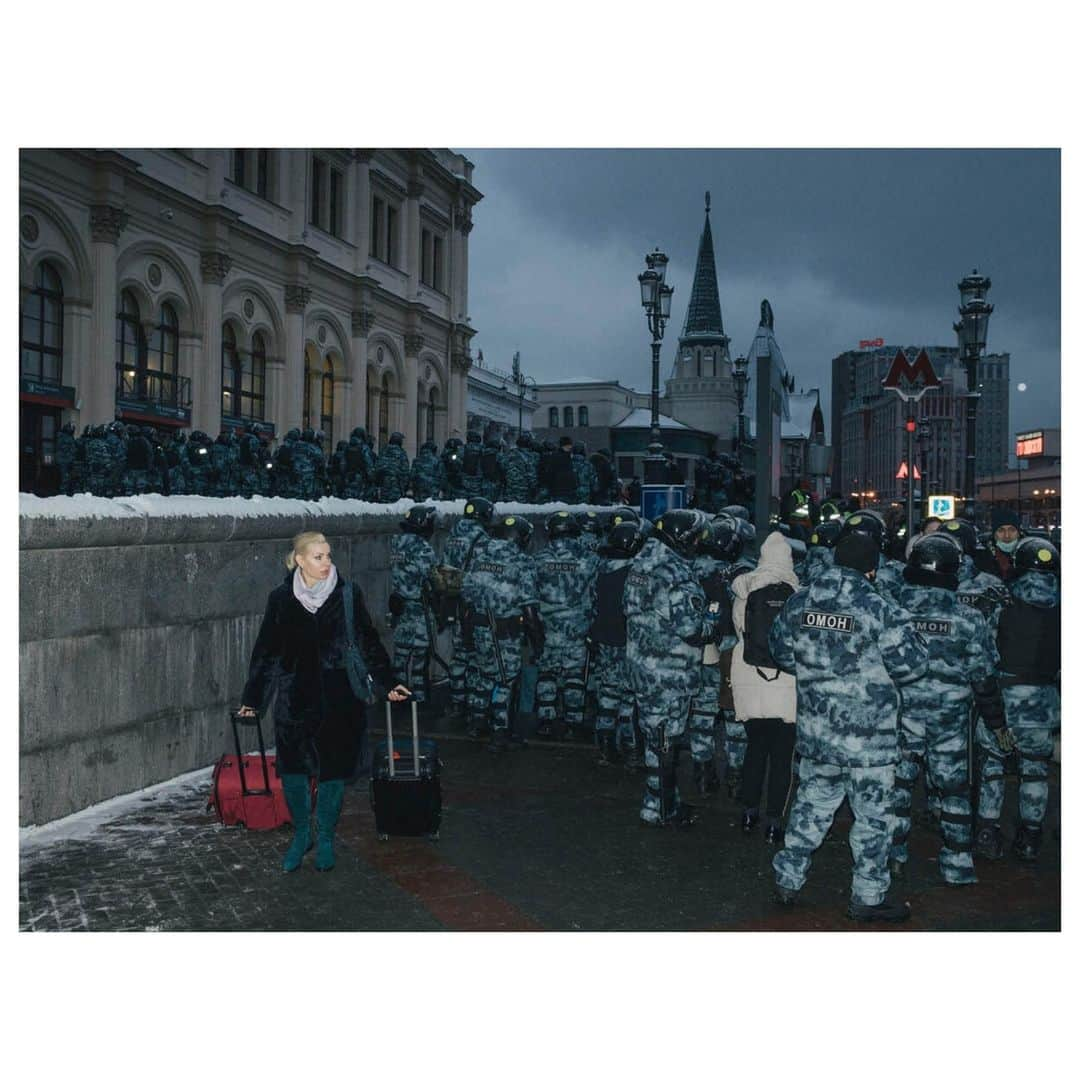 Magnum Photosさんのインスタグラム写真 - (Magnum PhotosInstagram)「A traveller passes police forces at pro-Navalny protests at Yaroslavskiy Train Station. Moscow. Russia. January 31, 2021.⁠ .⁠ Italian weekly L’Espresso has published another series of images by @nannaheitmann which were taken over a second weekend of protests against the detention of Alexei Navalny. Thousands of pro-Navalny demonstrators gathered in urban centres around Russia in support of the politician who leads the opposition party: Russia of the Future.⁠ .⁠ Read more of the latest form Magnum photographers in our weekly Digest, at the link in bio.⁠ .⁠ © @nannaheitmann/#MagnumPhotos⁠」2月16日 23時01分 - magnumphotos