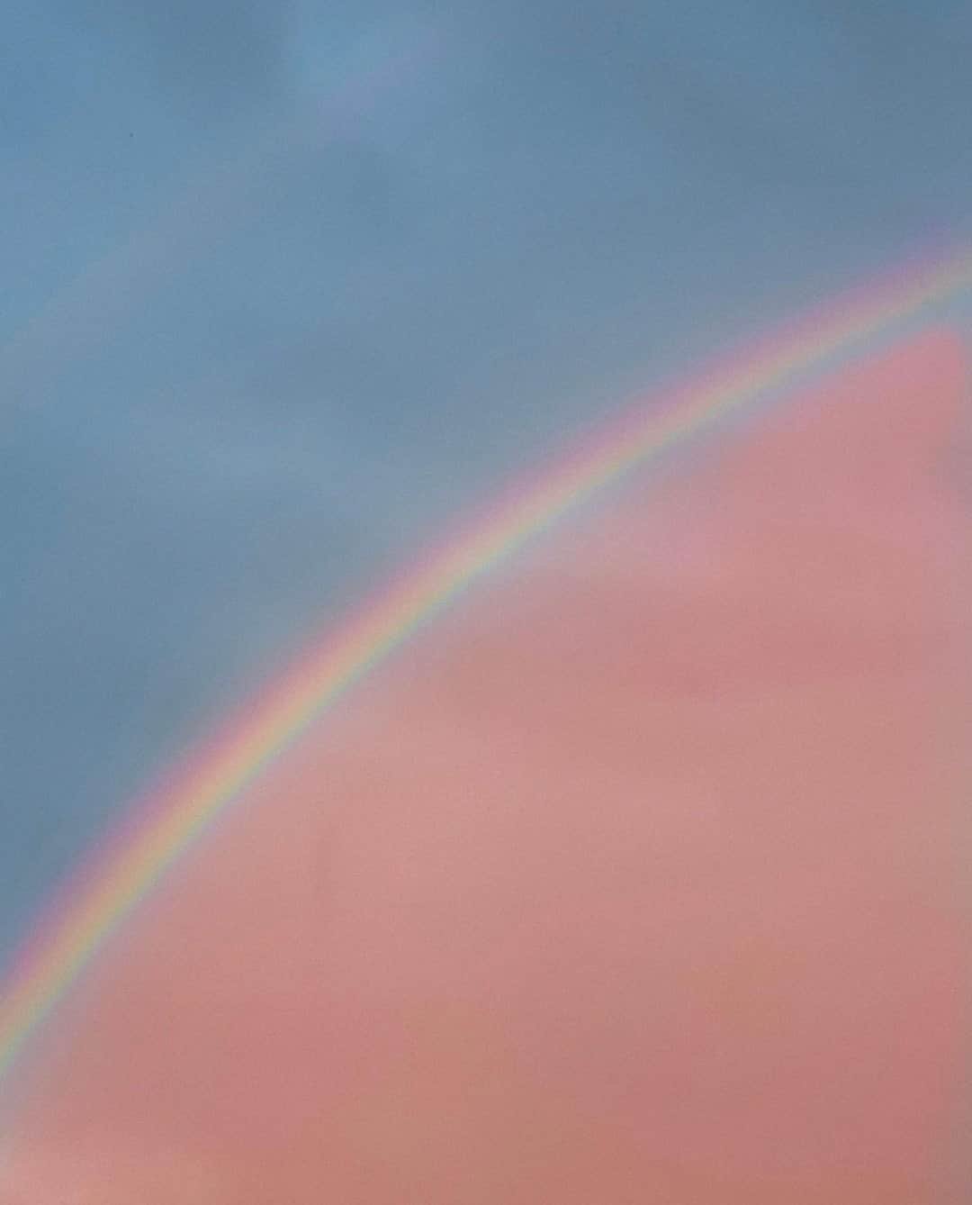 ダニジョーのインスタグラム：「Somewhere over the rainbow 🌈 photo via @hello_dongwon」