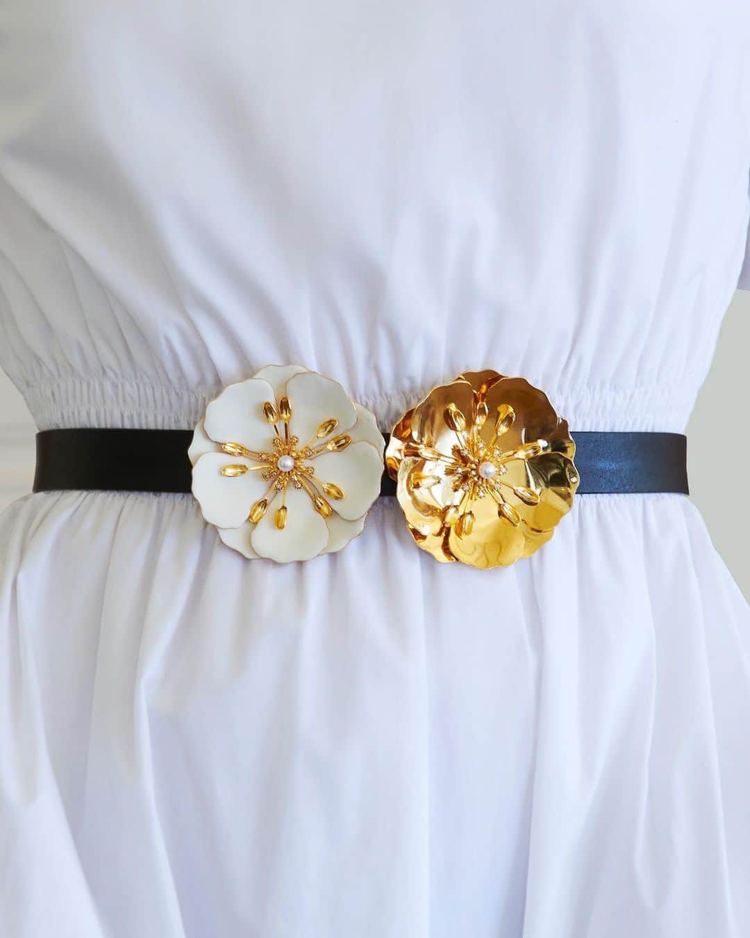 アダムのインスタグラム：「Our Two Flower Belt will make you think twice about what is defined as jewelry. Hand painted and featuring white pearls and Swarovski ‘golden shadow’ stones, our belt is finished in 24 karat gold plate. Available now at AdamLippes.com」