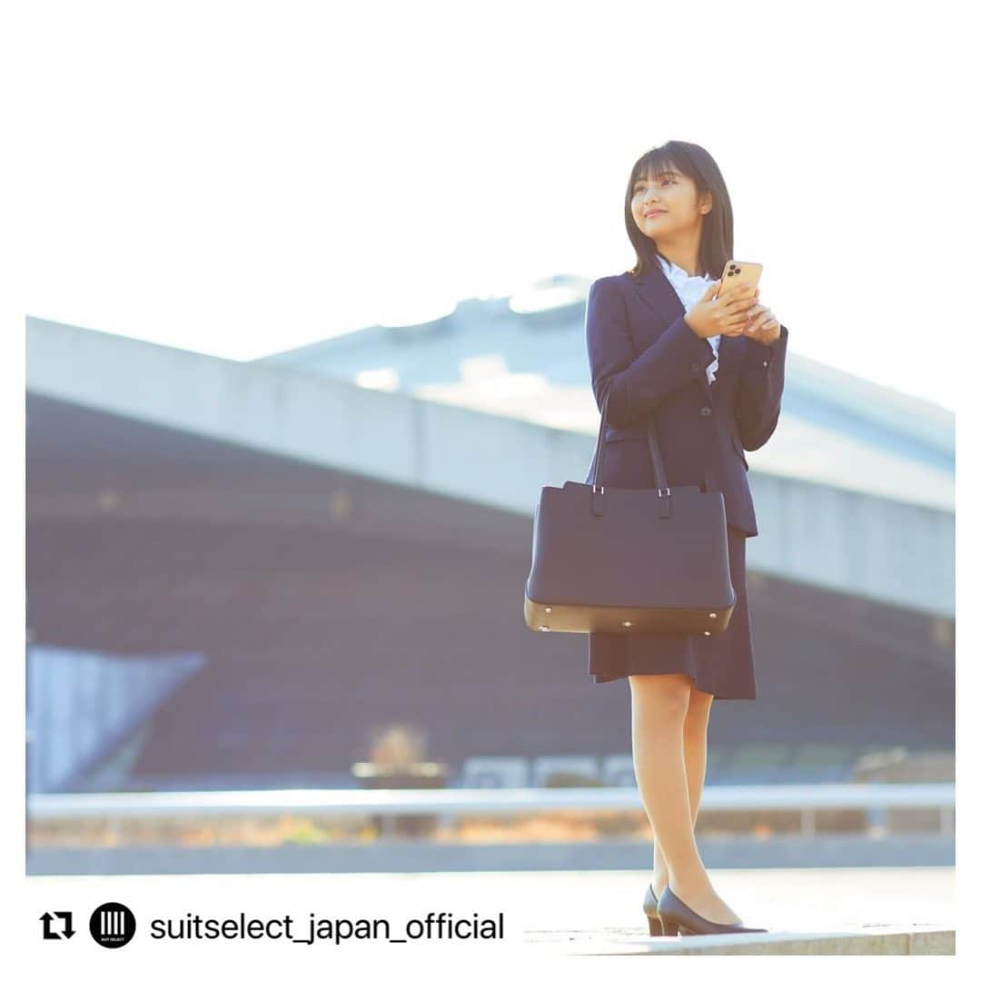 サマンサタバサさんのインスタグラム写真 - (サマンサタバサInstagram)「＼大好評発売中／  【SUIT SELECT × Samantha Beauty Project】  企画スタートから約1年、 スーツのデザインやシルエット・機能性など、 女性ならではのスーツへの悩みを 1500人以上の女性社員からヒアリング♪  サマンサタバサとスーツセレクトの 新入社員のフレッシュな意見や お客様から寄せられたリアルな声をぎゅっと詰め込み、 入学～就活～入社まで長く使える、 「究極のレディーススーツ」が完成しました♡  ブラック・ネイビーの2色展開で、 ジャケット・パンツ・スカートの選べる3点セットです✨  リボンタイ・フリルがセットになった 3wayの贅沢ブラウスもプロデュース✨✨  ※商品の発売は、SUIT SELECT公式オンラインショップ または、店頭のみとなります。  #samanthathavasa#collaboration#suitselect#suit#サマンサタバサ#コラボレーション#スーツセレクト#スーツ#究極のスーツ#究極の黒スーツ#究極のレディースブラックスーツ#サマンサスーツマジック#サマンサコラボスーツ　#samanthabeautyproject#サマンサビューティプロジェクト  #Repost @suitselect_japan_official with @make_repost ・・・ ワクワクしながら、みんなと待ち合わせ。 スーツだけじゃなく、バッグもサマンサコラボ。 さすが、女の子の可愛いを知りつくしてる！ ・ JACKET ￥18,000 / SKIRT ￥9,000 / BLOUSE ￥4,800 BAG ￥15,000 / PUMPS ￥7,800 (すべて税別) ・ ・ ・ #suit #スーツ #suitselect #スーツセレクト #スーツのある日常 #18歳のスーツ #横田未来 #レディース  #大学 #入学  #outfit #ladies #ladiesfashion #ladiesscode  #samanthathavasa」2月16日 23時01分 - samantha.thavasa.info