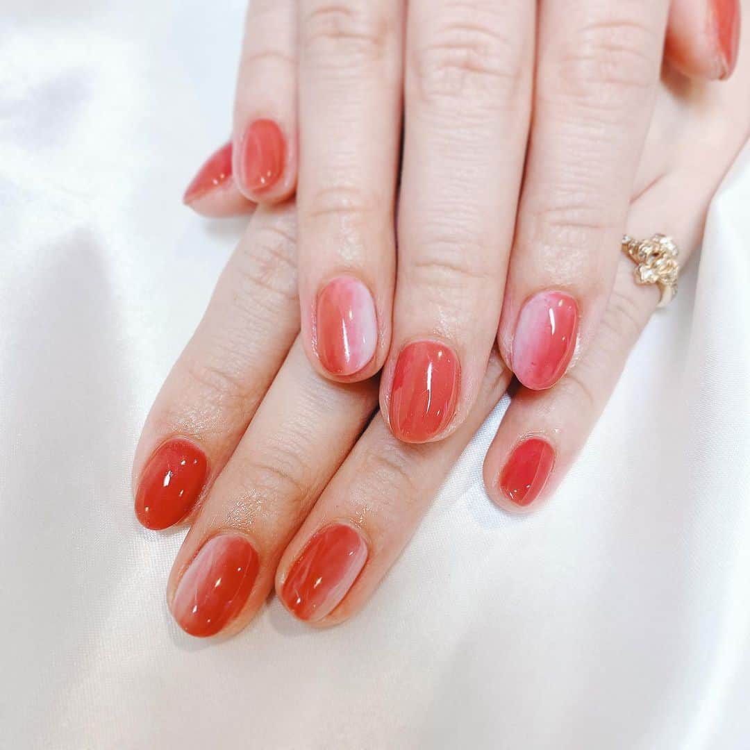のインスタグラム：「. ネイル変えたの💅💅 色味がかわいいね☺️ シンプル〜💅💅 いちごミルクみたい🍓🥛 . #ネイル　#nail #raviy #ラビィ　#💅」