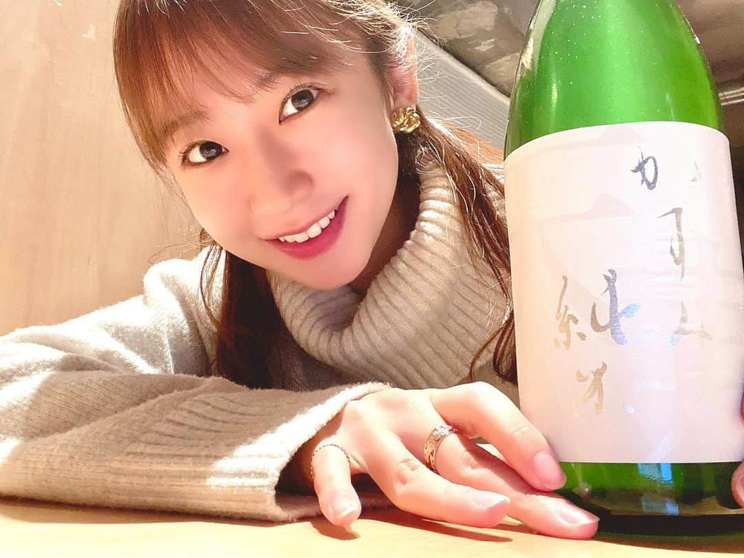 住吉史衣のインスタグラム：「. . 今日はアンバサダーをしている天寿酒造から おすすめの１本🍶😚👍 . 『かすみ純米』 香りがすご〜く芳醇で奥行きがあって、でも口当たりは軽めで白ワインのようなフレッシュで甘みの中に酸味もあるスッキリとしたお味でした🌾 . . @tenju_1830  #天寿酒造  #秋田県 #天寿 #かすみ純米 #美山錦 #生酒　 #純米 #霞 #日本酒 #アンバサダー #日本酒アンバサダー #純米酒 #清酒  #地酒 #일본술 #酒蔵 #nihonshu #japanesesake #sakebottle #女子飲み #ひとりのみ #日本酒女子 #日本酒好き #日本酒好きな人と繋がりたい #晩酌 #飲酒タグラム #グルメ女子 #日本酒女子会 #唎酒師 #小料理屋 . .」