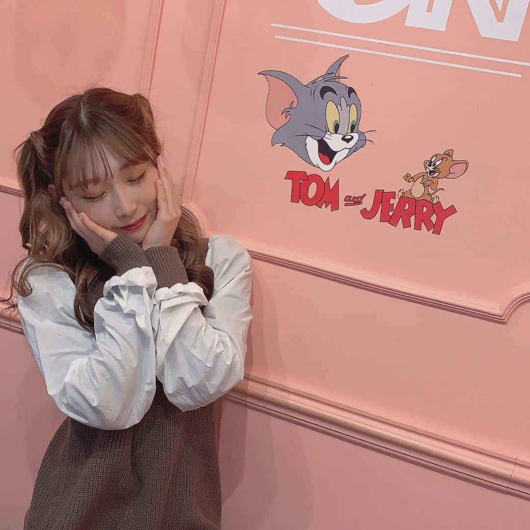 平野友里（ゆり丸）のインスタグラム：「🐈🐀  #トムとジェリー の映画 めっちゃたのしみ~🎞❤︎  ・ ・ ・ ・  #ゆり丸 #ゆり丸コーデ #アイドル #新大久保 #新大久保カフェ #新大久保カフェ巡り #カフェスタグラム #カフェ巡り #カフェ好き」