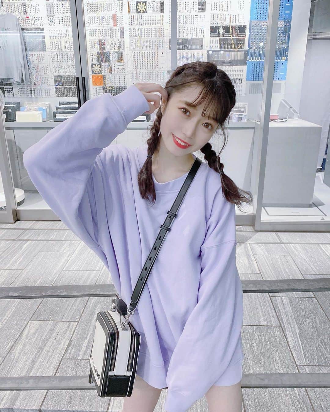 のインスタグラム：「🧞‍♀️💟  アクセを全部つけ忘れた日🥲  （撮影の時だけマスク外してます） #もえ私服#ootd#ヘアアレンジ」